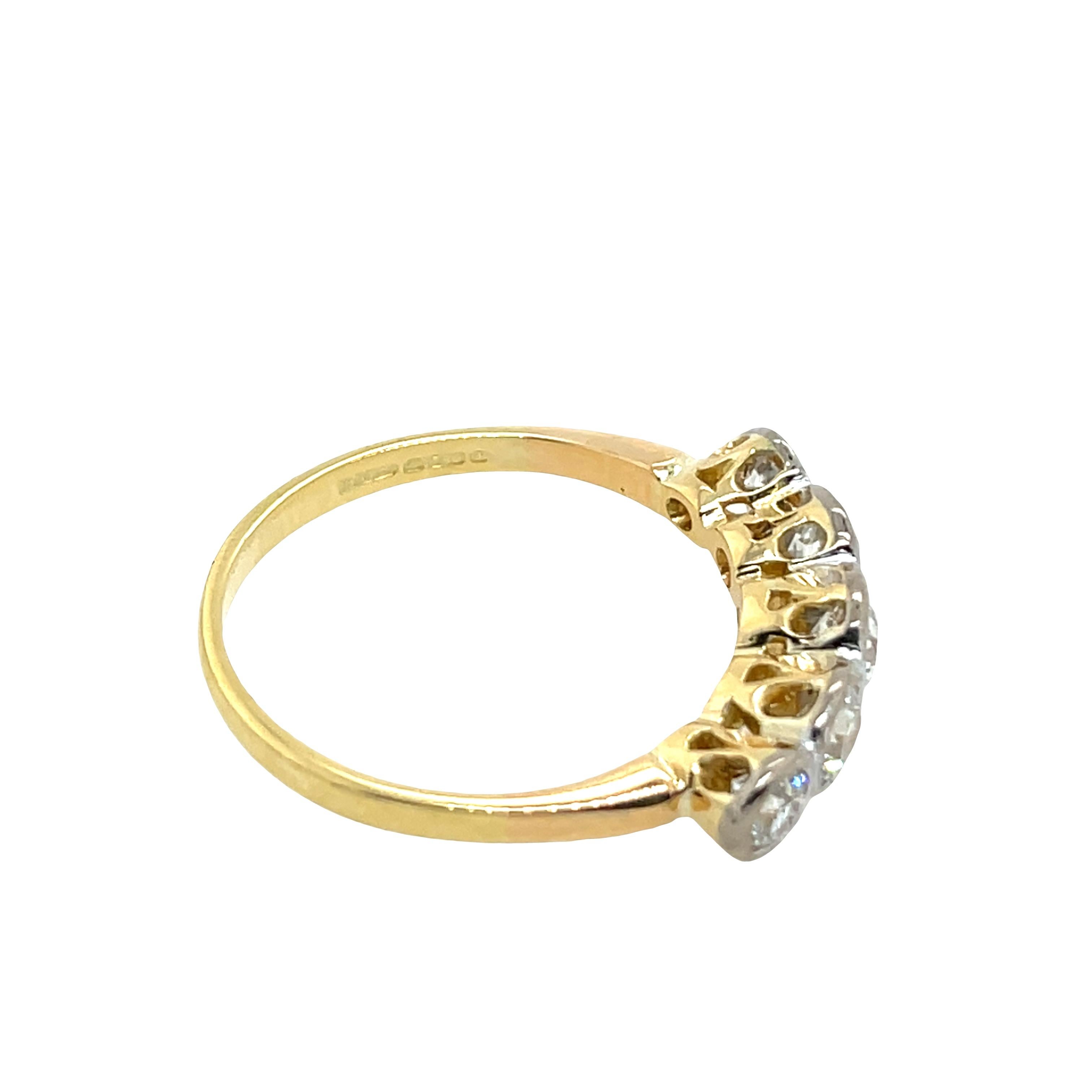 Dieser zeitlose 5-Stein-Diamantring präsentiert einen Gesamt 
von 0,75ct funkelnden natürlichen Diamanten, wunderschön 
über ein klassisches Band aus 18 Karat Gelb- und Weißgold gefasst.  Jeder Diamant ist einzeln in Weißgold gefasst, um Brillanz