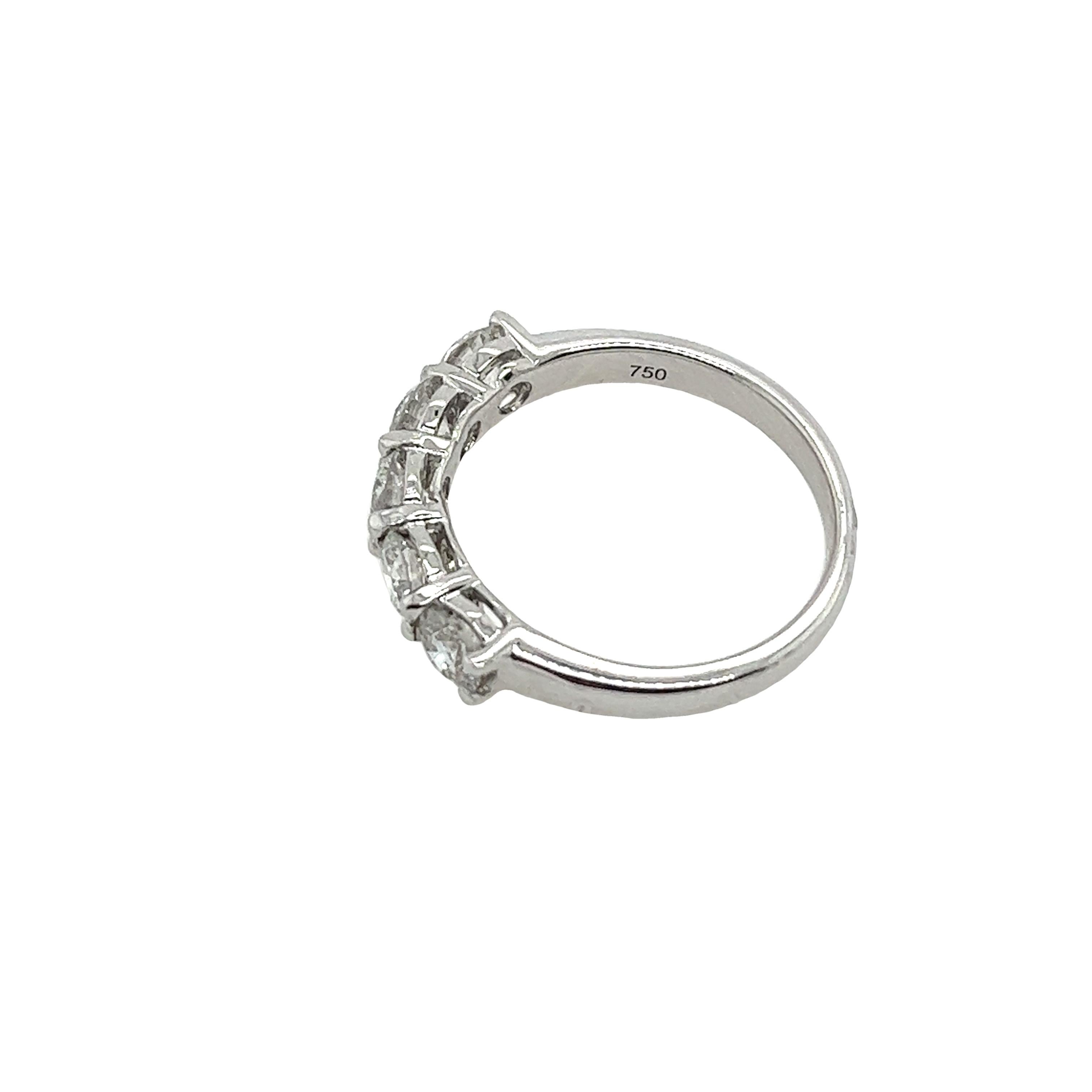 Dieser prächtige Diamantring mit 5 Steinen
ist mit 1,30ct runden Diamanten im Brillantschliff der Farbe G, Reinheit VS1 besetzt,
Fassung aus 18 Karat Weißgold.
Dieser Ring ist elegant und schön für Eheringe oder Jahrestage.
Gesamtgewicht der