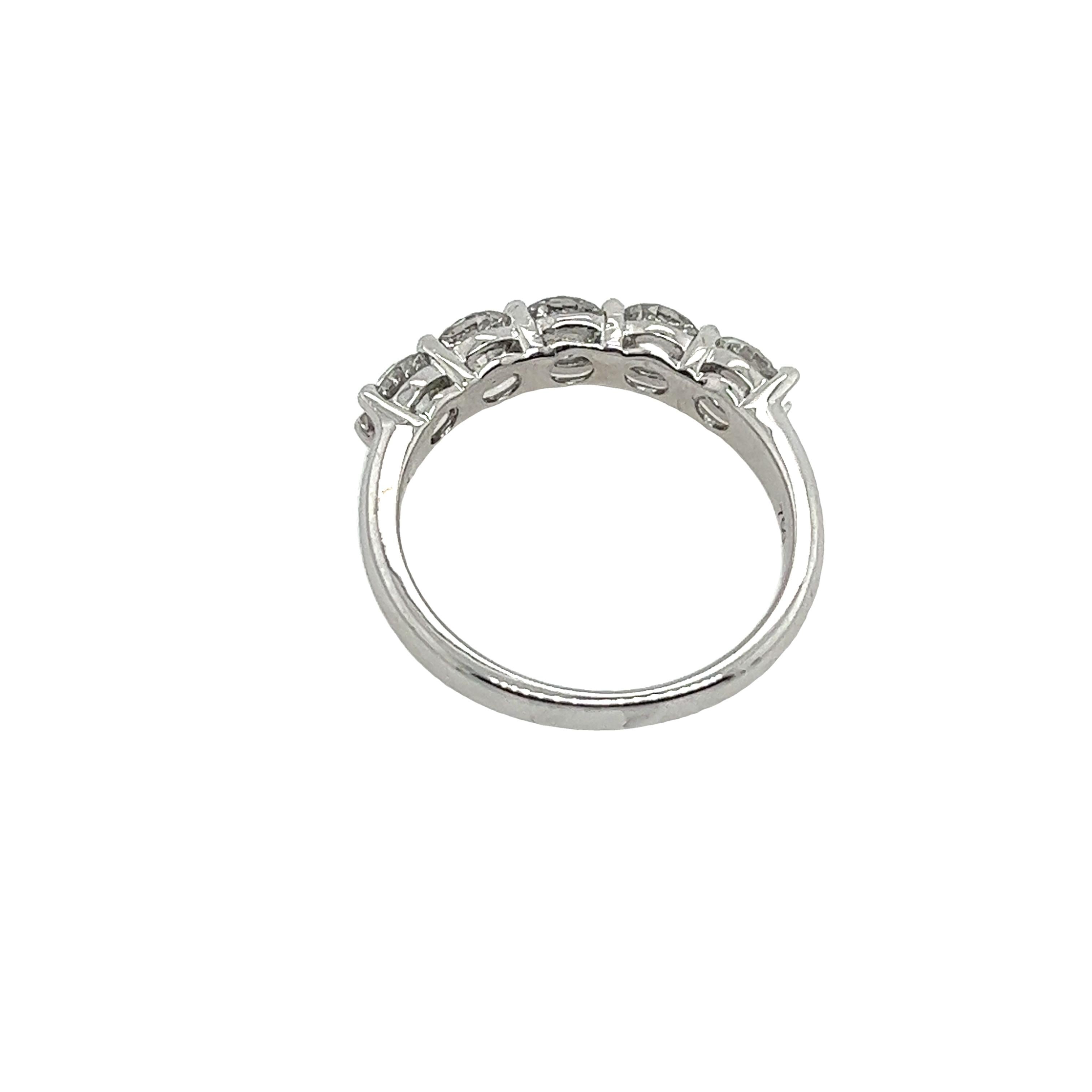 5-Stein-Diamantring, gefasst mit 1,30 Karat runden G/VS1 Diamanten in 18 Karat Weißgold (Rundschliff)