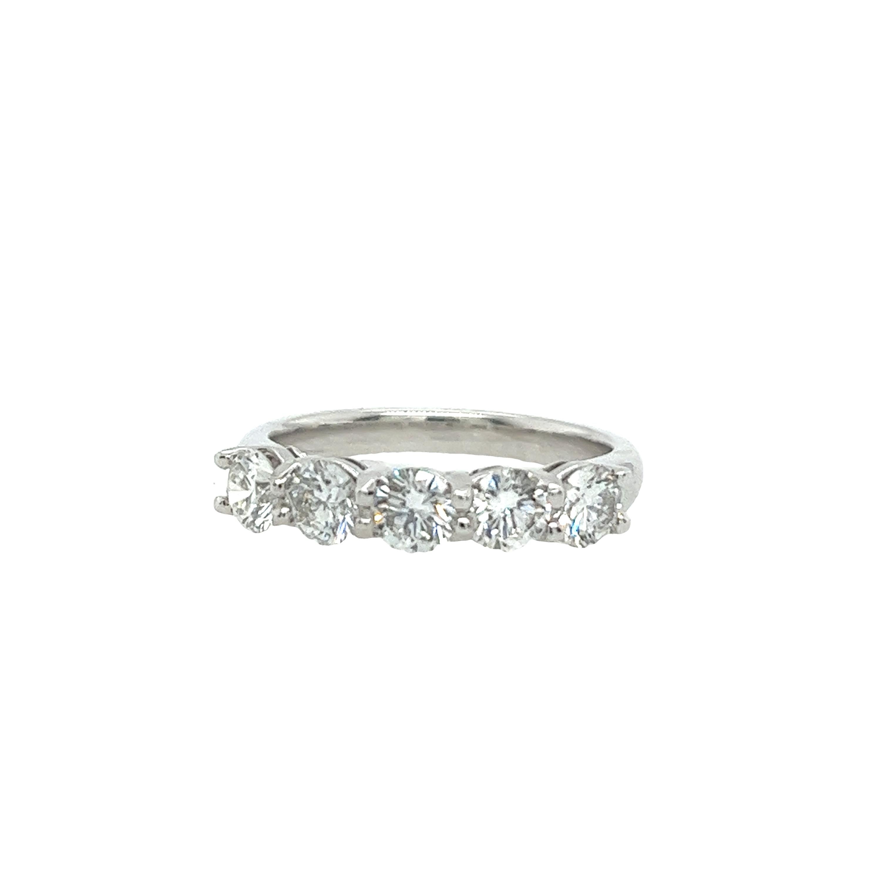 5-Stein-Diamantring, gefasst mit 1,30 Karat runden G/VS1 Diamanten in 18 Karat Weißgold im Zustand „Neu“ in London, GB