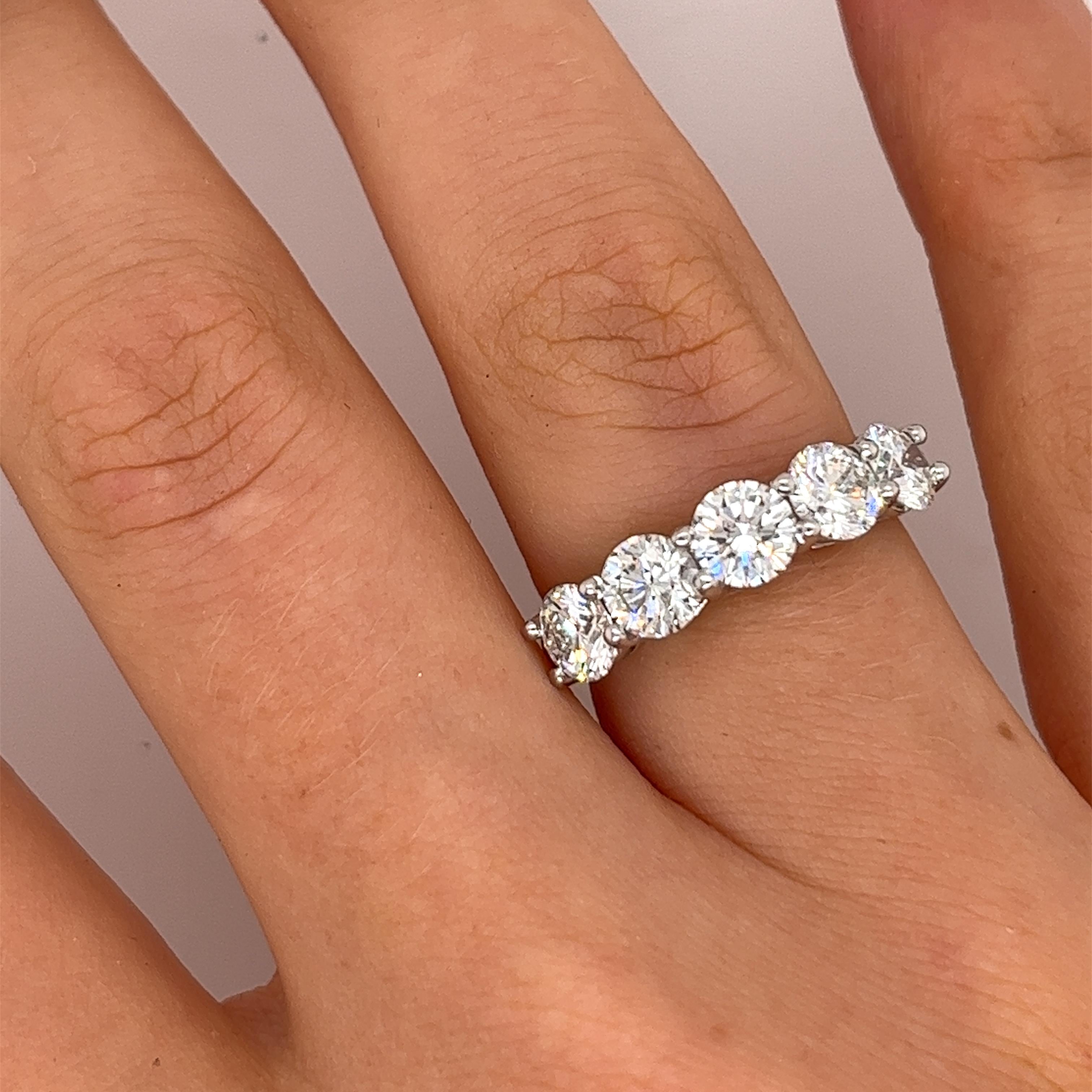 5-Stone Diamond Ring Set With 2.20ct G/VS1 Round Brilliant Diamonds In 18ct Gold For Sale 2