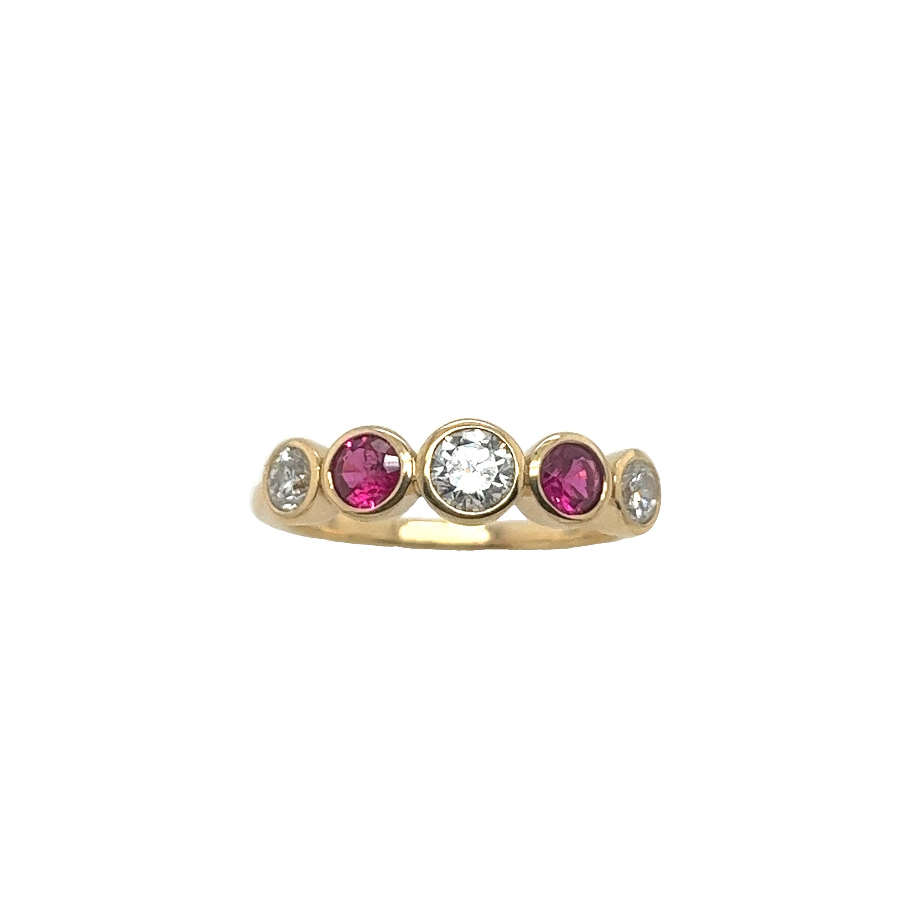 Dieser prächtige Diamantring mit 5 Steinen
ist mit 3 runden Diamanten im Brillantschliff besetzt,
H Farbe SI1 Reinheit runde Diamanten im Brillantschliff, 0,58ct
und 2 natürliche Diamanten, 0,46ct
Fassung aus 18 Karat Gelbgold.
Dieser Ring ist