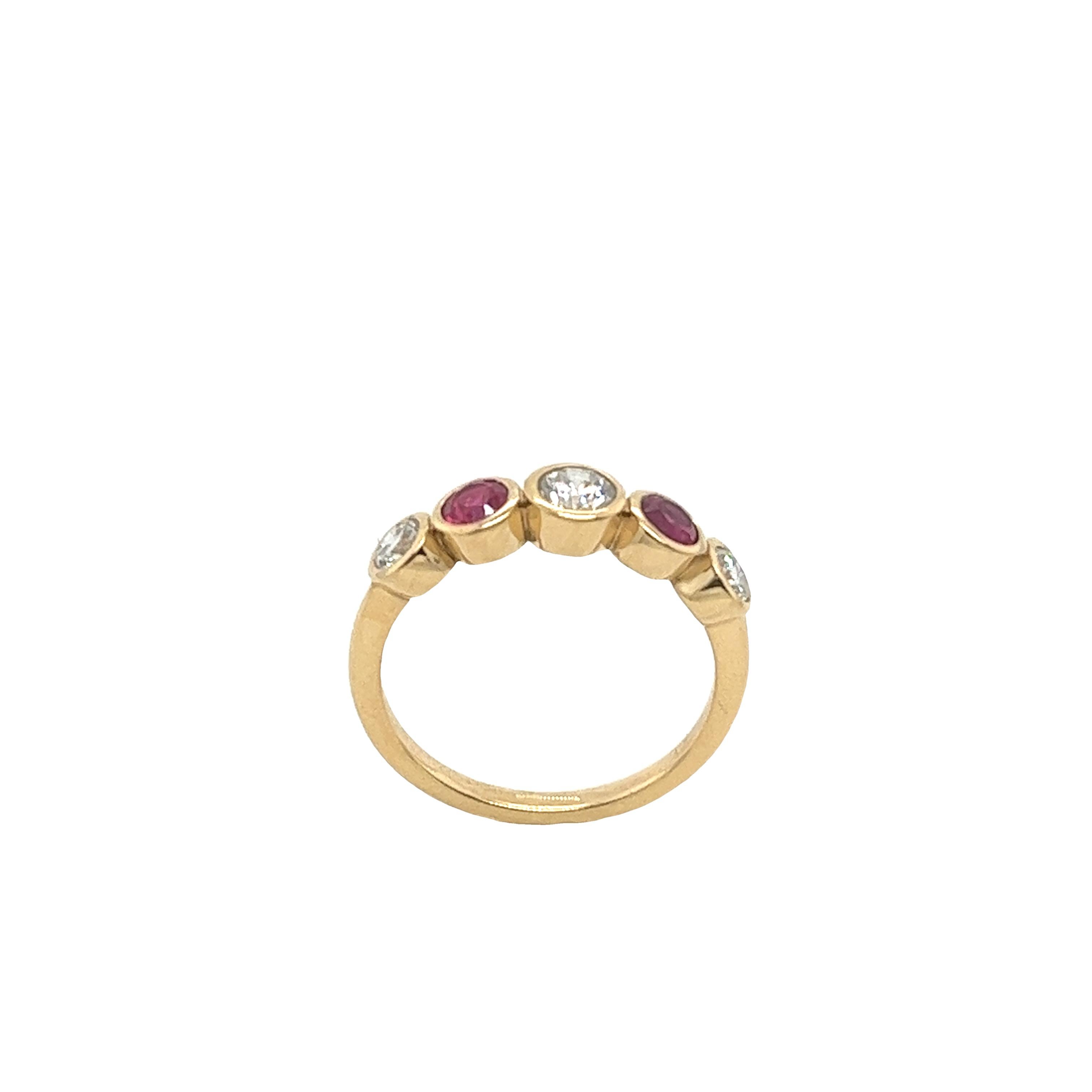 5-Stein-Diamantring aus 18 Karat Gold mit 3 runden Brillanten und 2 Rubinen (Rundschliff)