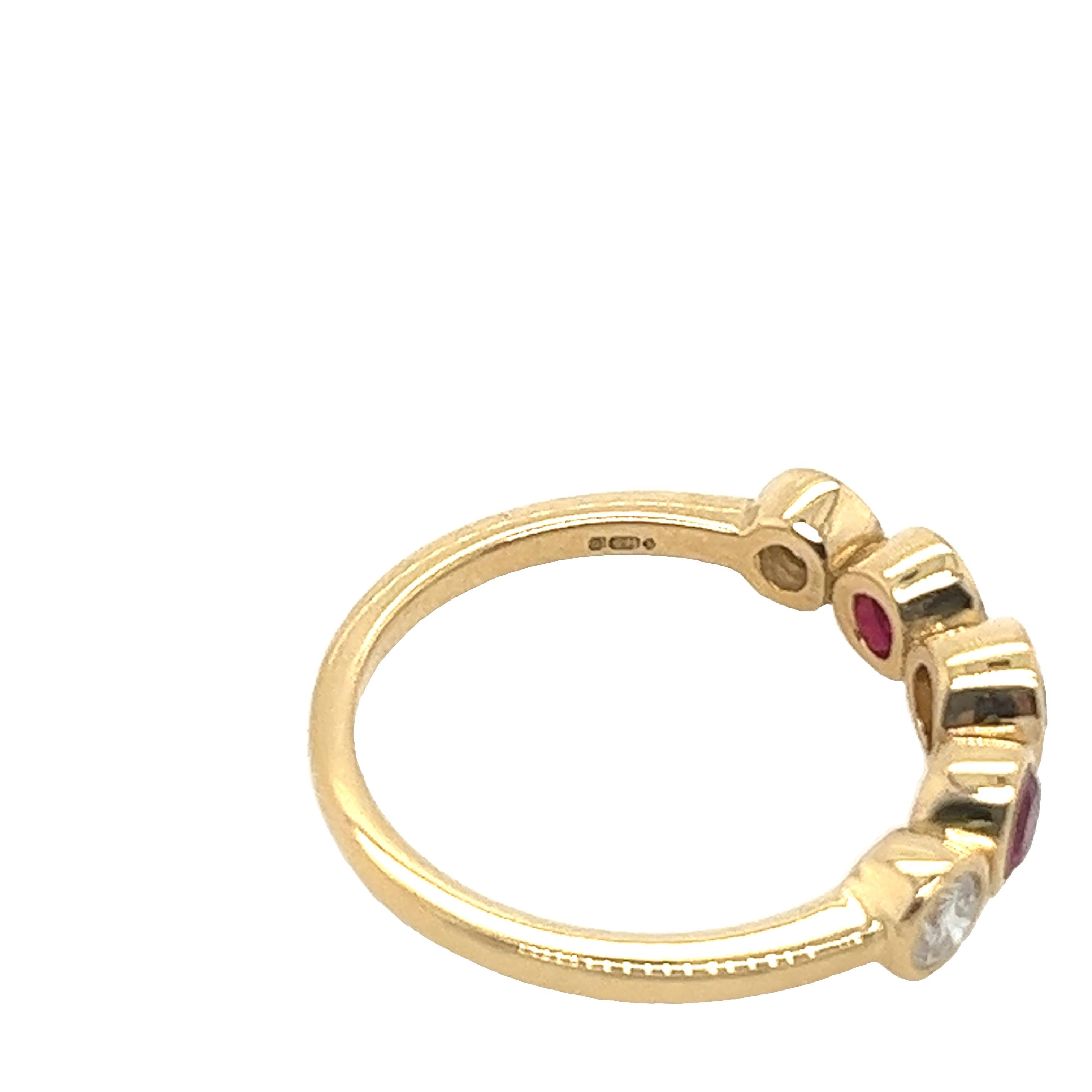 5-Stein-Diamantring aus 18 Karat Gold mit 3 runden Brillanten und 2 Rubinen im Zustand „Neu“ in London, GB