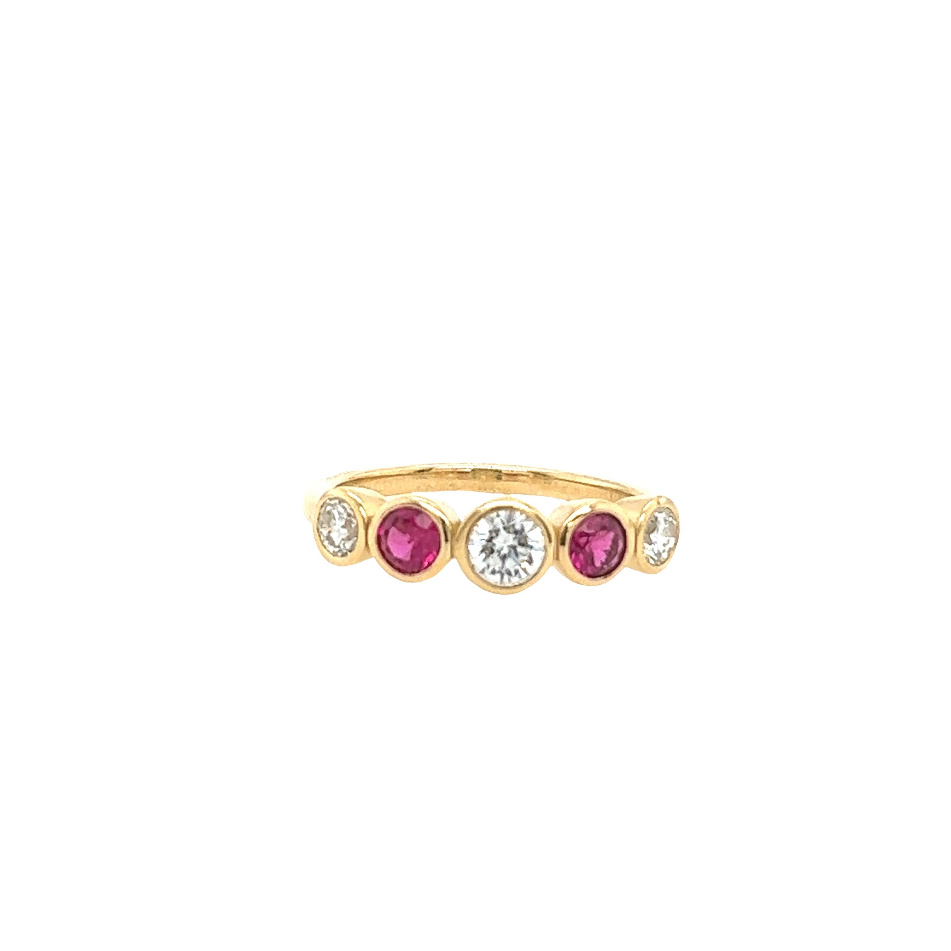 5-Stein-Diamantring aus 18 Karat Gold mit 3 runden Brillanten und 2 Rubinen 2