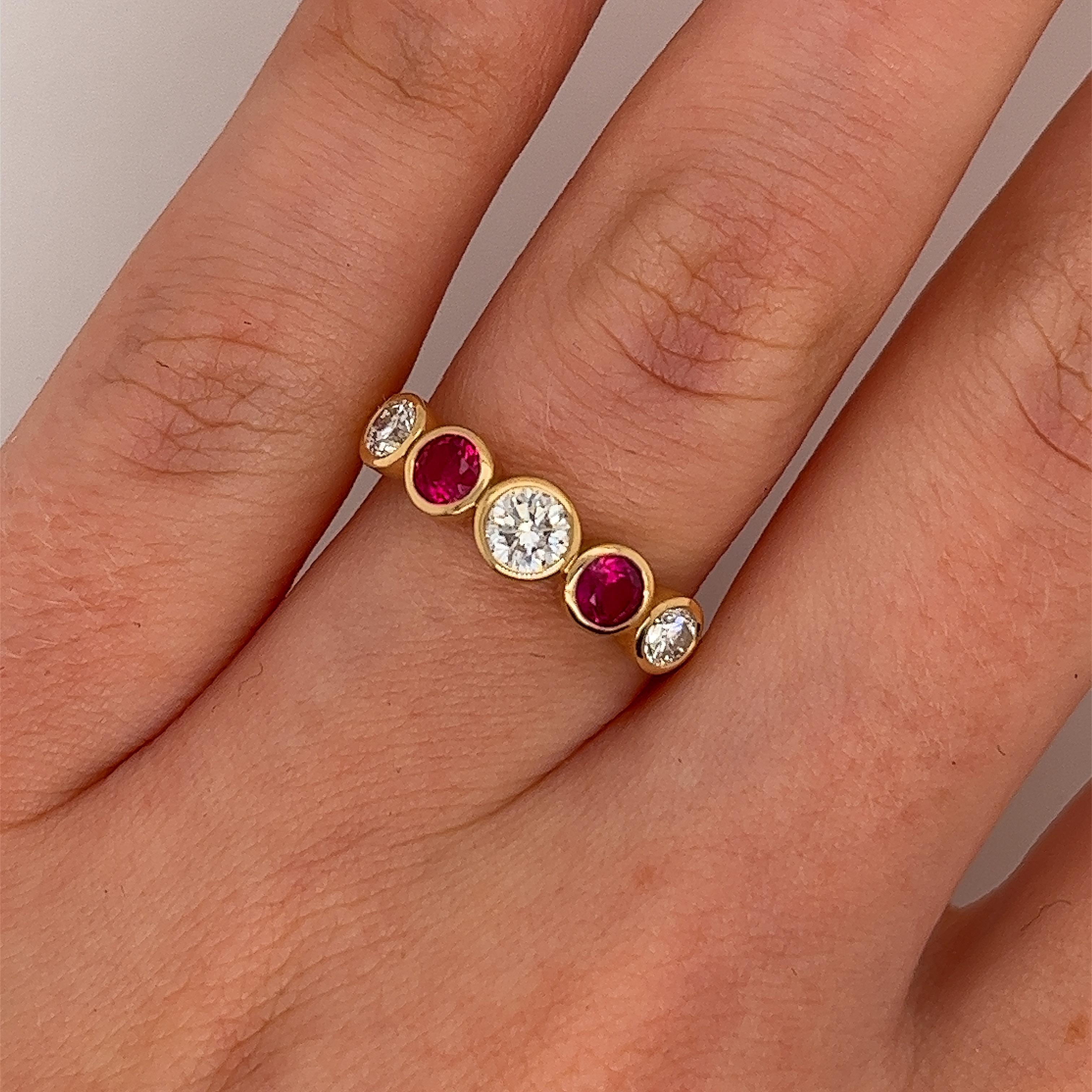 5-Stein-Diamantring aus 18 Karat Gold mit 3 runden Brillanten und 2 Rubinen 3
