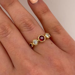 Bague à 5 pierres, sertie de 2 diamants ronds et 3 rubis en or 18 carats