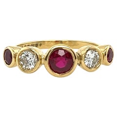 Anillo de 5 diamantes y rubíes, engastado con 2 diamantes redondos y 3 rubíes en oro de 18 ct