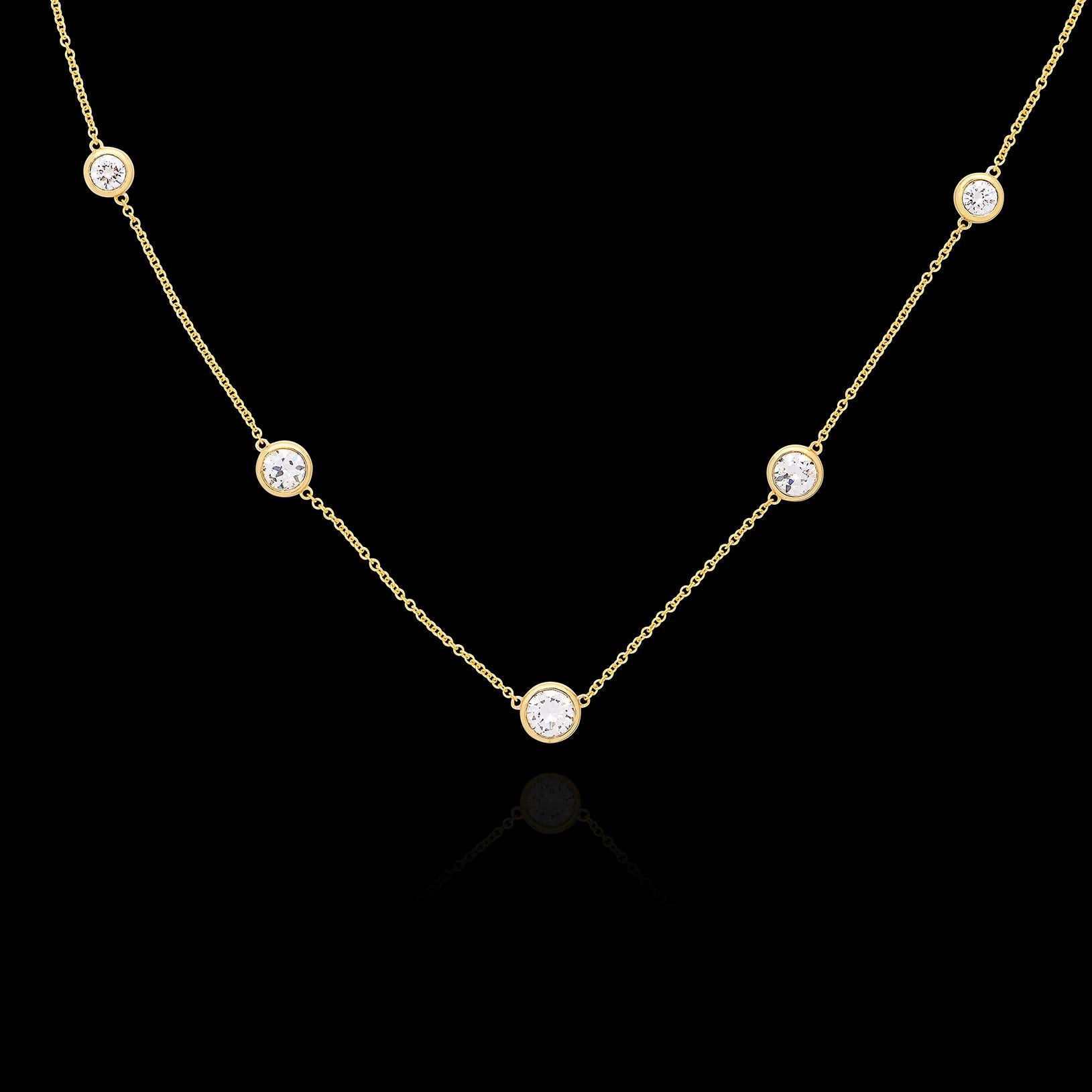 La belleza clásica siempre está de moda. Este collar de diamantes en oro amarillo de 18 quilates presenta 5 diamantes redondos de talla brillante con un peso total de 2,04 quilates, y el diamante central pesa aproximadamente 0,70 quilates por sí