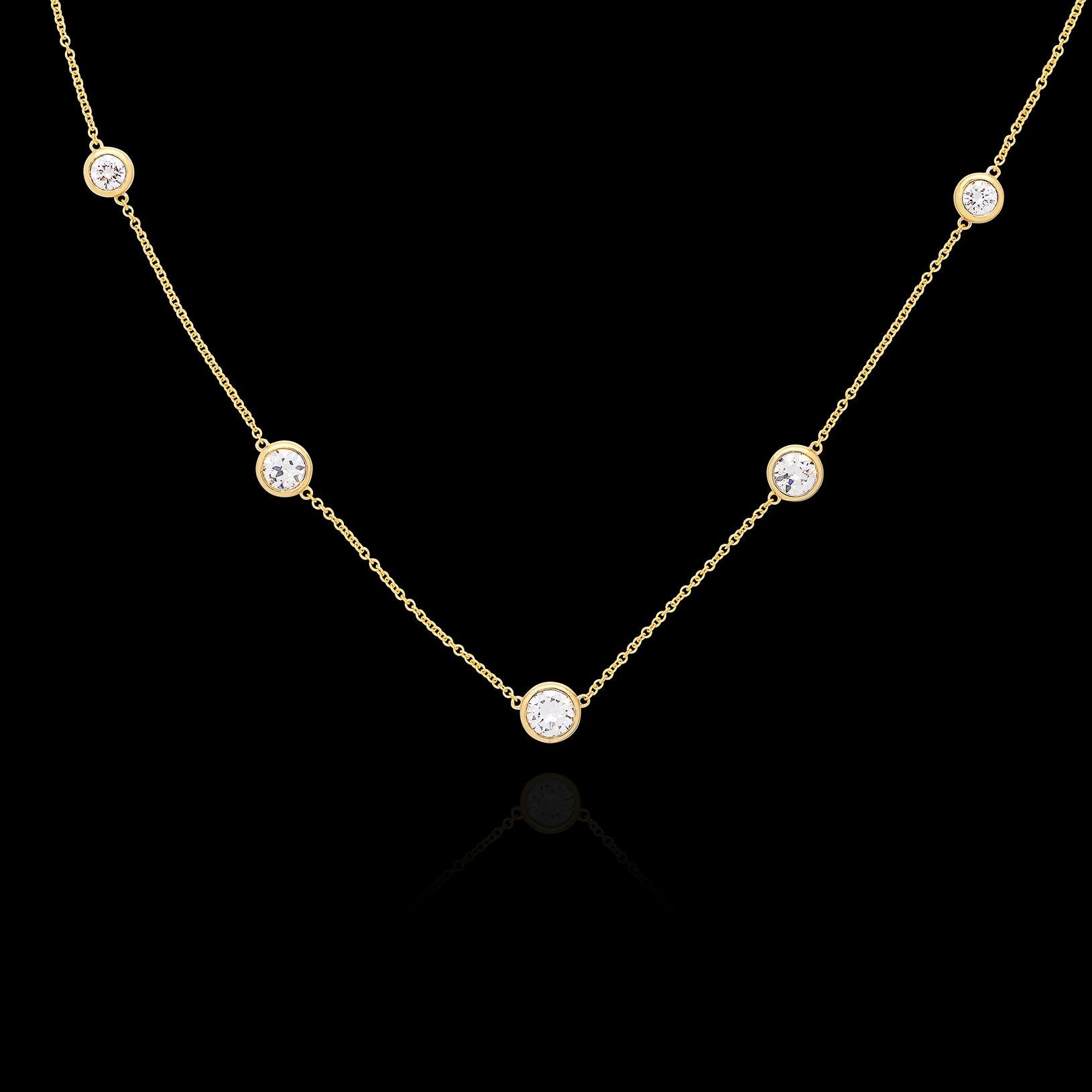 Klassische Schönheit ist immer angesagt. Dieses Collier aus 18 Karat Gelbgold mit Diamanten von der Stange zeigt 5 runde Diamanten im Brillantschliff mit einem Gesamtgewicht von 2,04 Karat, wobei der mittlere Diamant etwa 0,70 Karat wiegt. Die