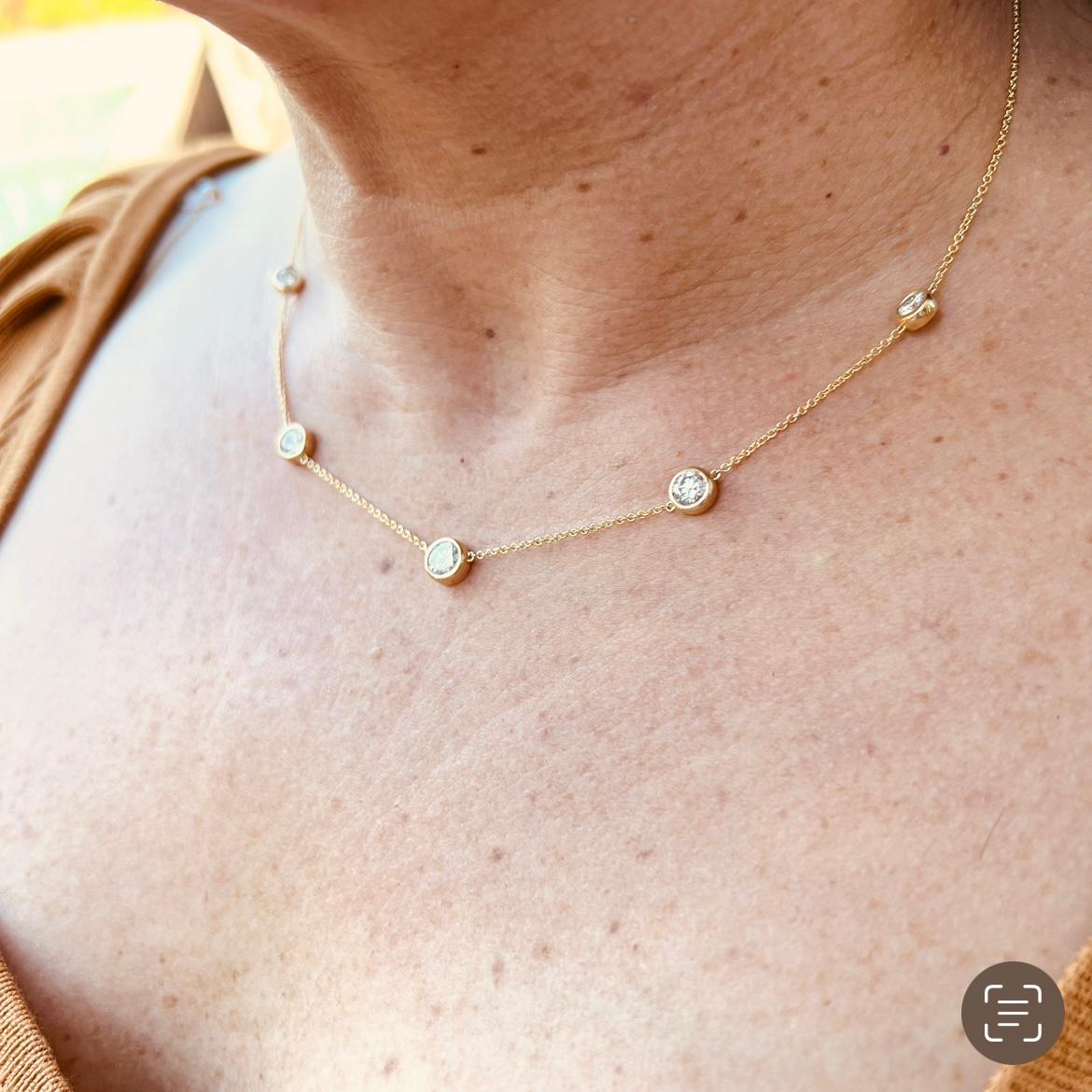 Collar de oro de 18 quilates con diamantes en 5 piedras 1