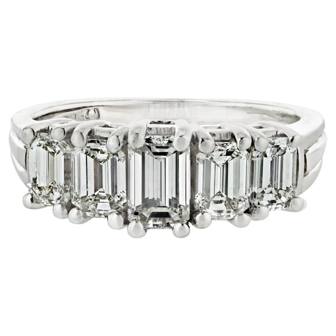 5 Steine Smaragdschliff Platin Diamant Eternity Band im Angebot