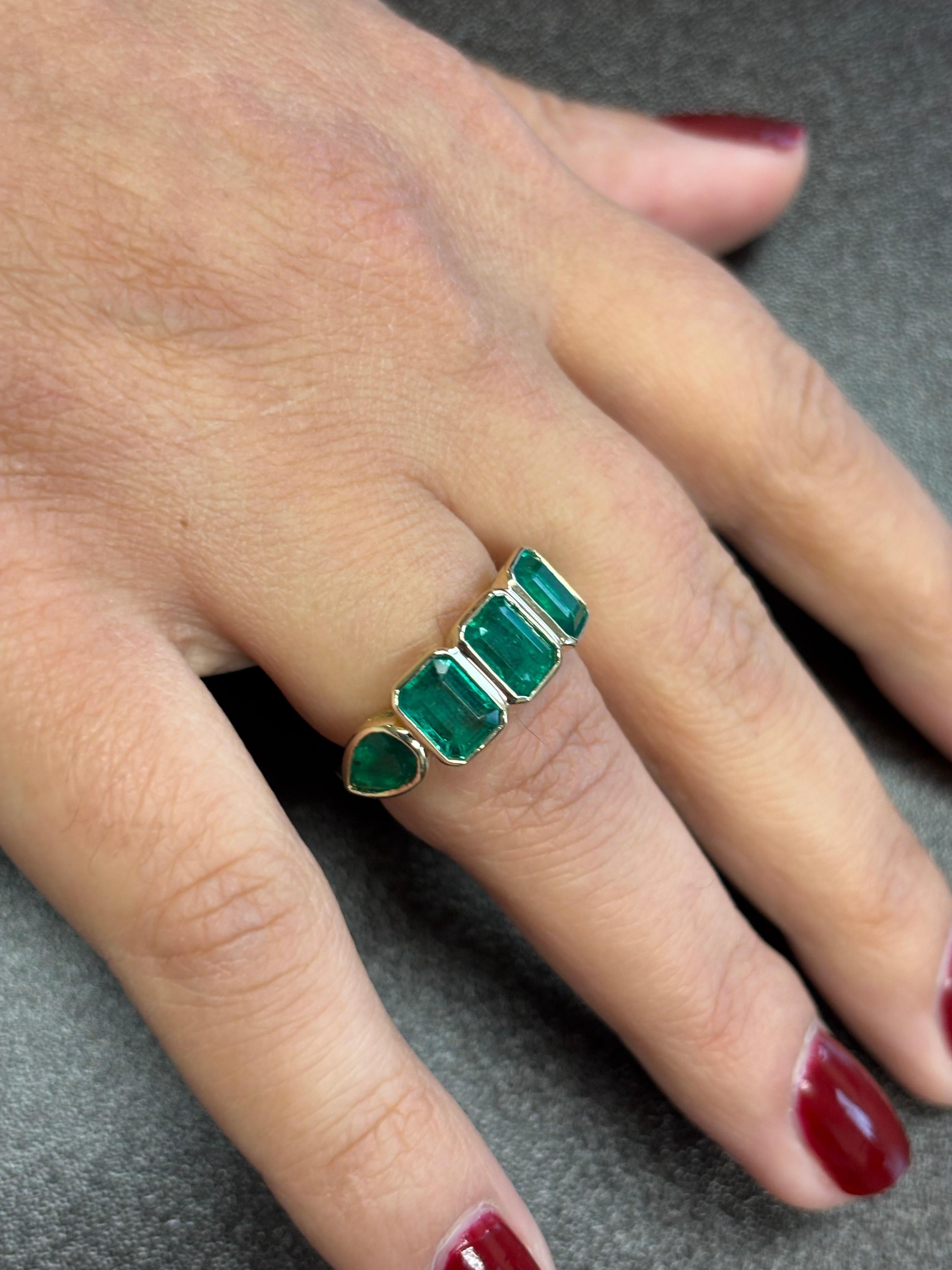 5 Stein Smaragd Ring 6 Karat (Moderne) im Angebot