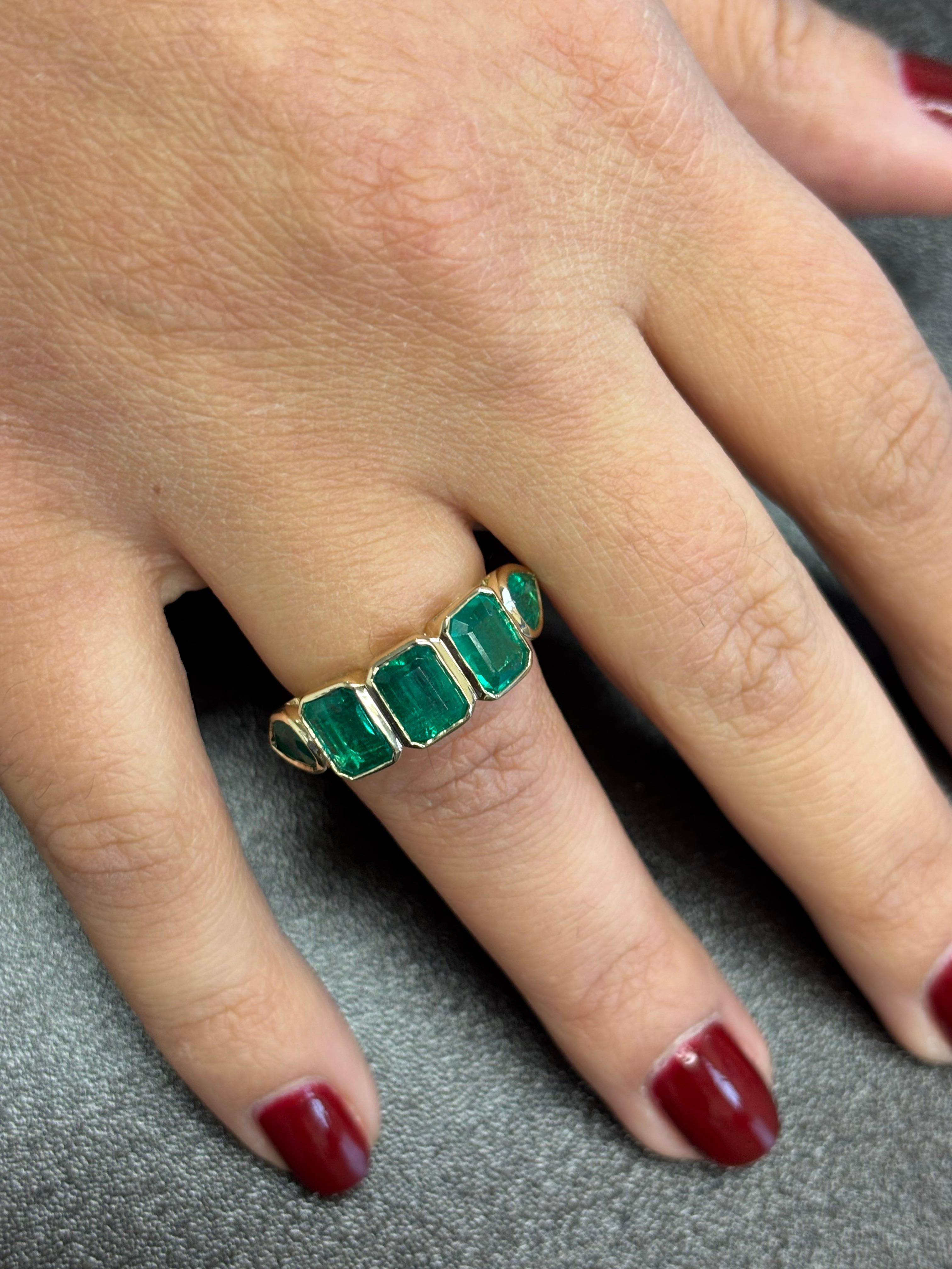 5 Stein Smaragd Ring 6 Karat (Smaragdschliff) im Angebot