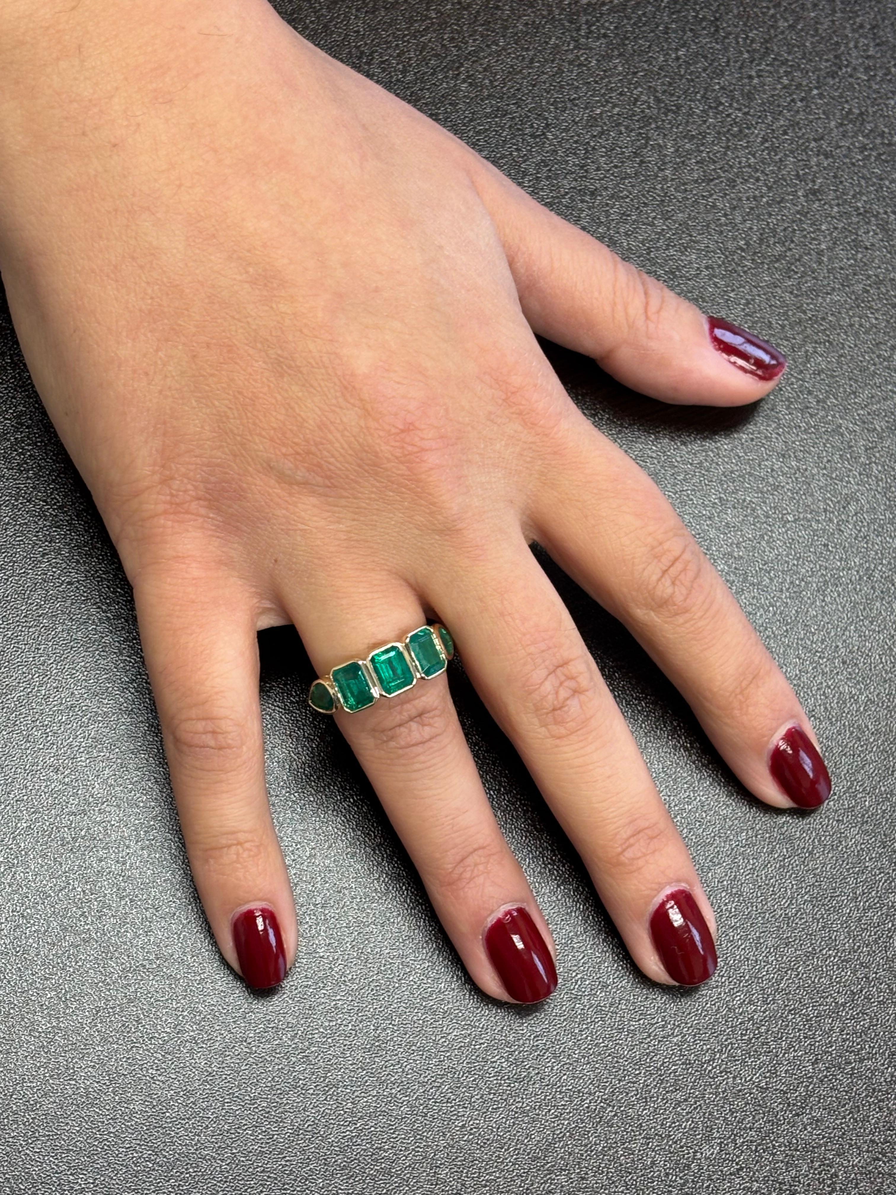 5 Stein Smaragd Ring 6 Karat Damen im Angebot