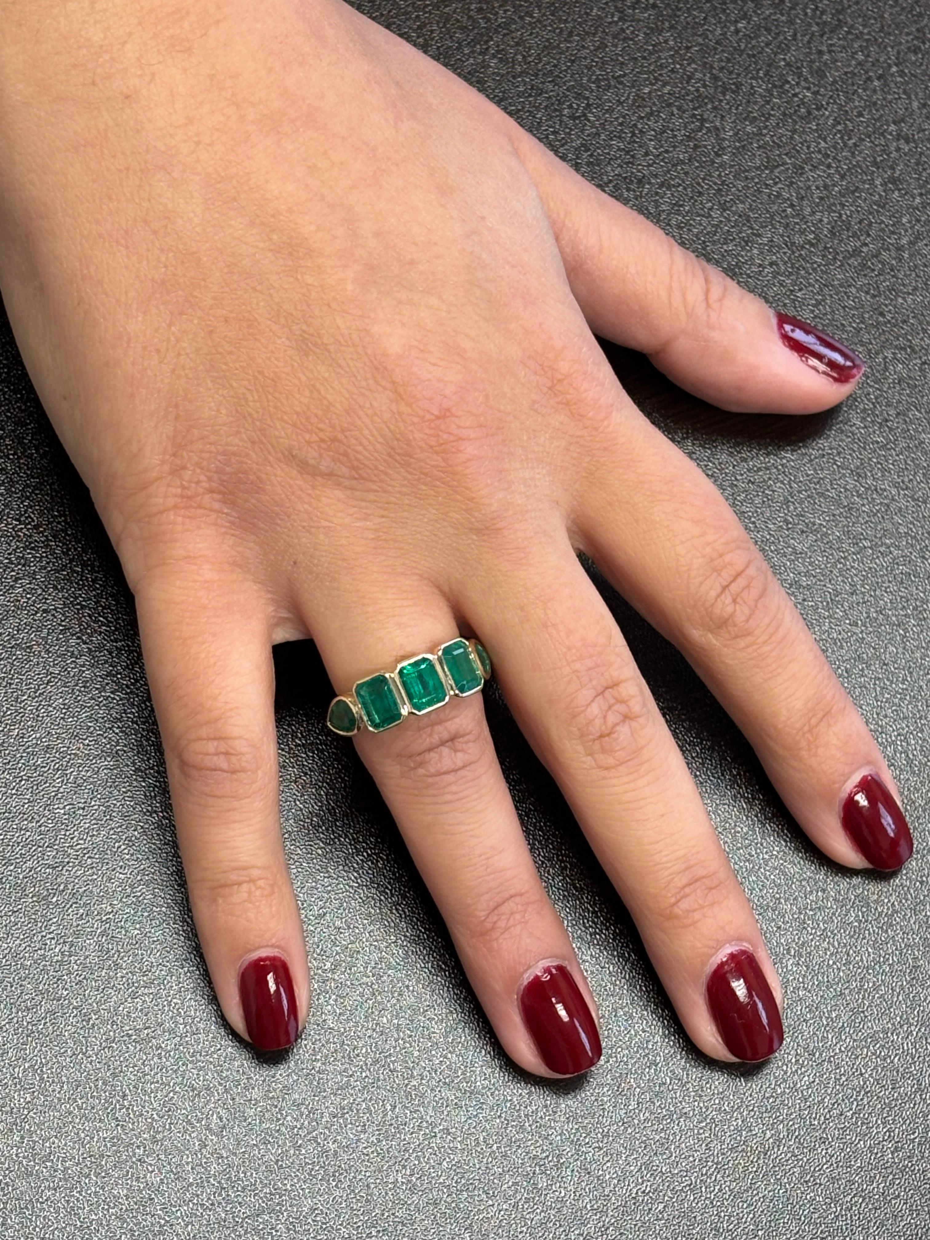 5 Stein Smaragd Ring 6 Karat im Angebot 1