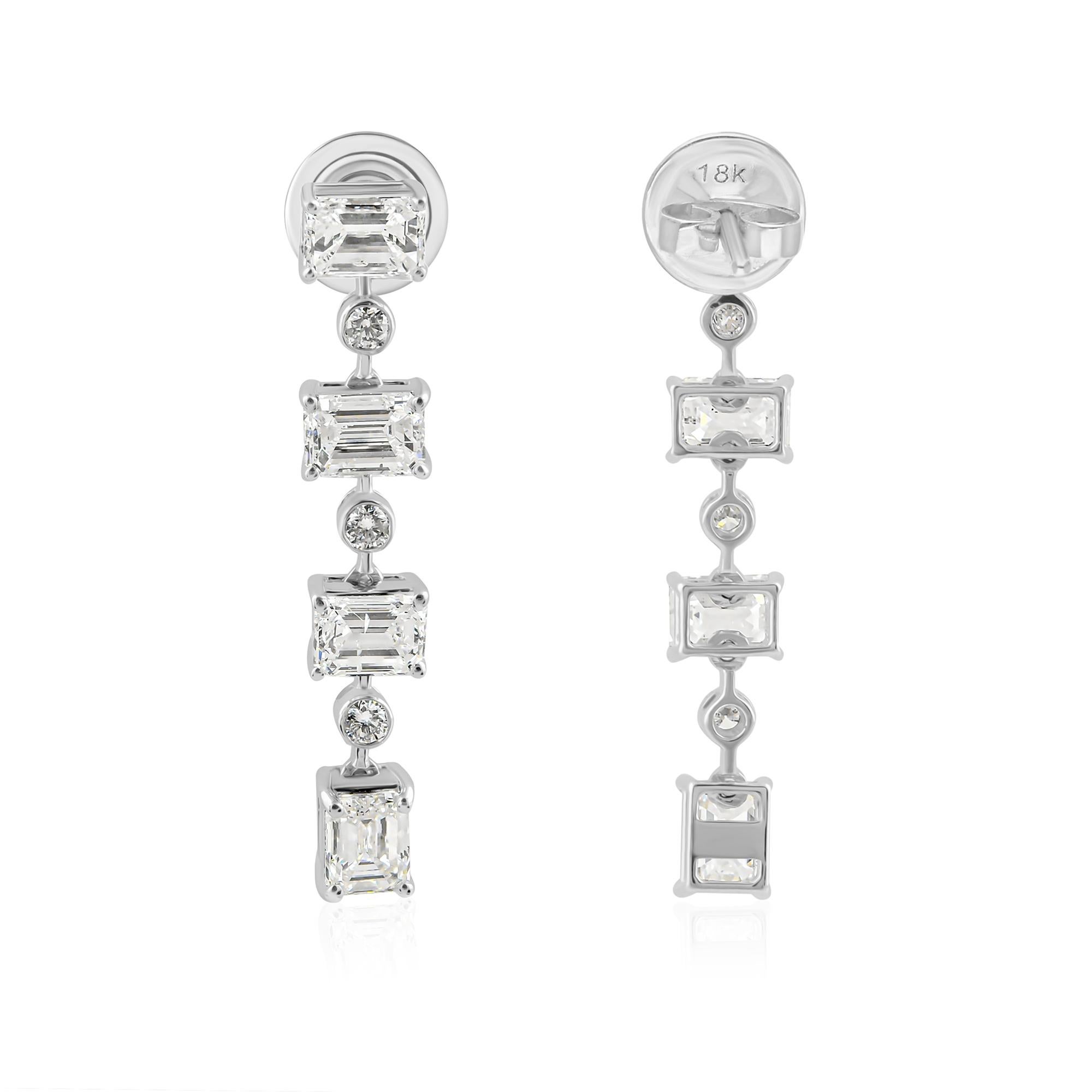 Orecchini a goccia con diamanti naturali a 5 pietre in oro bianco 14K Tutte le tariffe sono state pagate.
Questi orecchini pendenti a cinque pietre sono una celebrazione della simmetria e della raffinatezza. L'elegante goccia verticale mette in