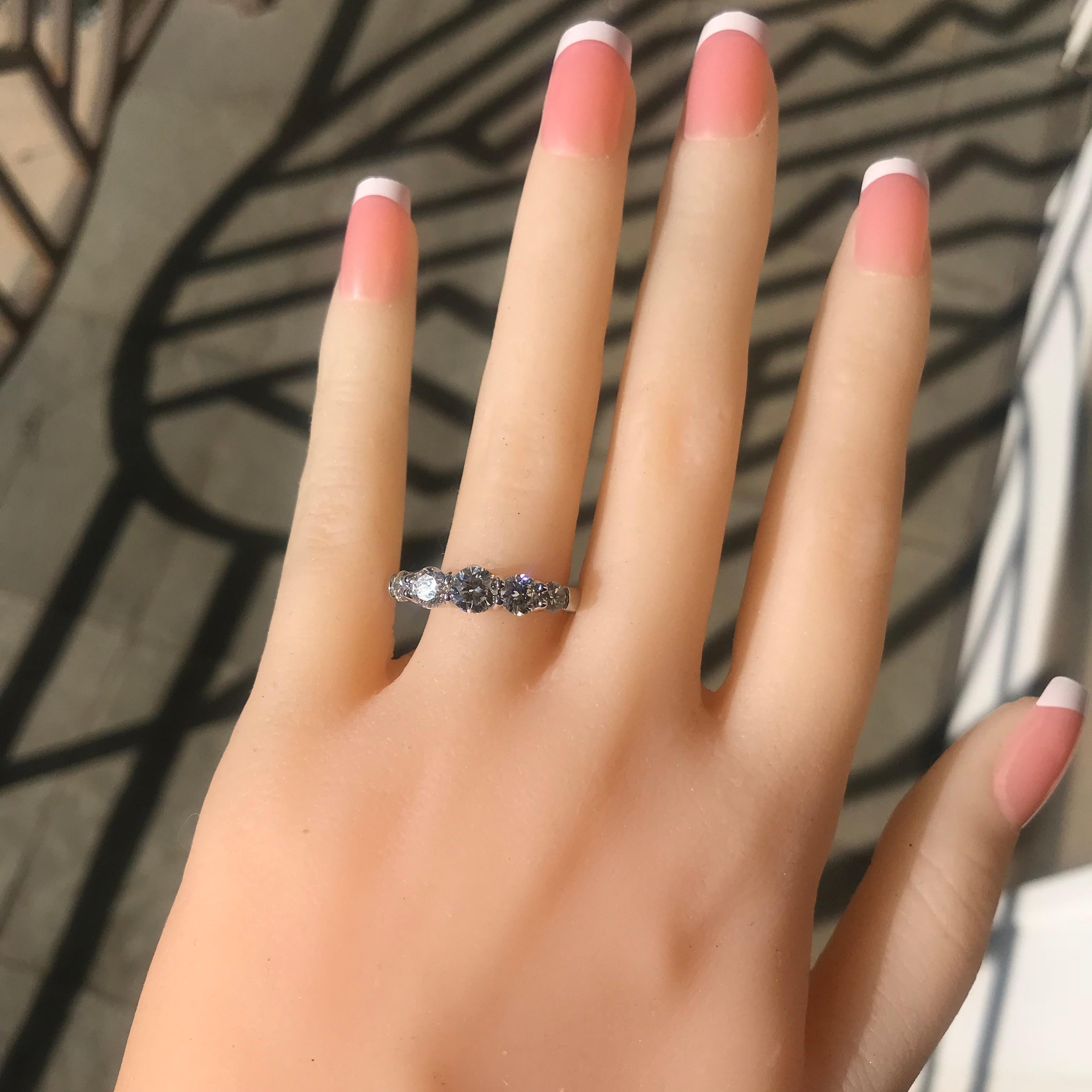 5-Stein runder Diamant 1,75 Karat TW abgestuftes Band, Ring, Ben Dannie (Moderne) im Angebot