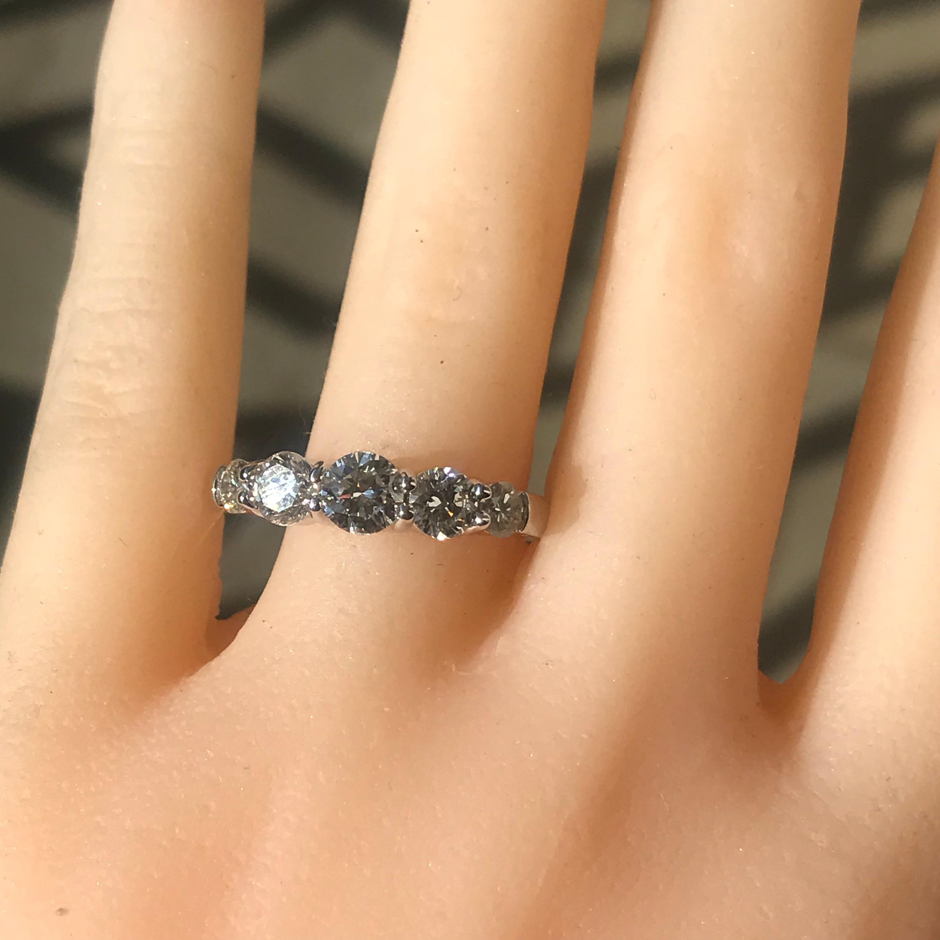 5-Stein runder Diamant 1,75 Karat TW abgestuftes Band, Ring, Ben Dannie (Ovalschliff) im Angebot