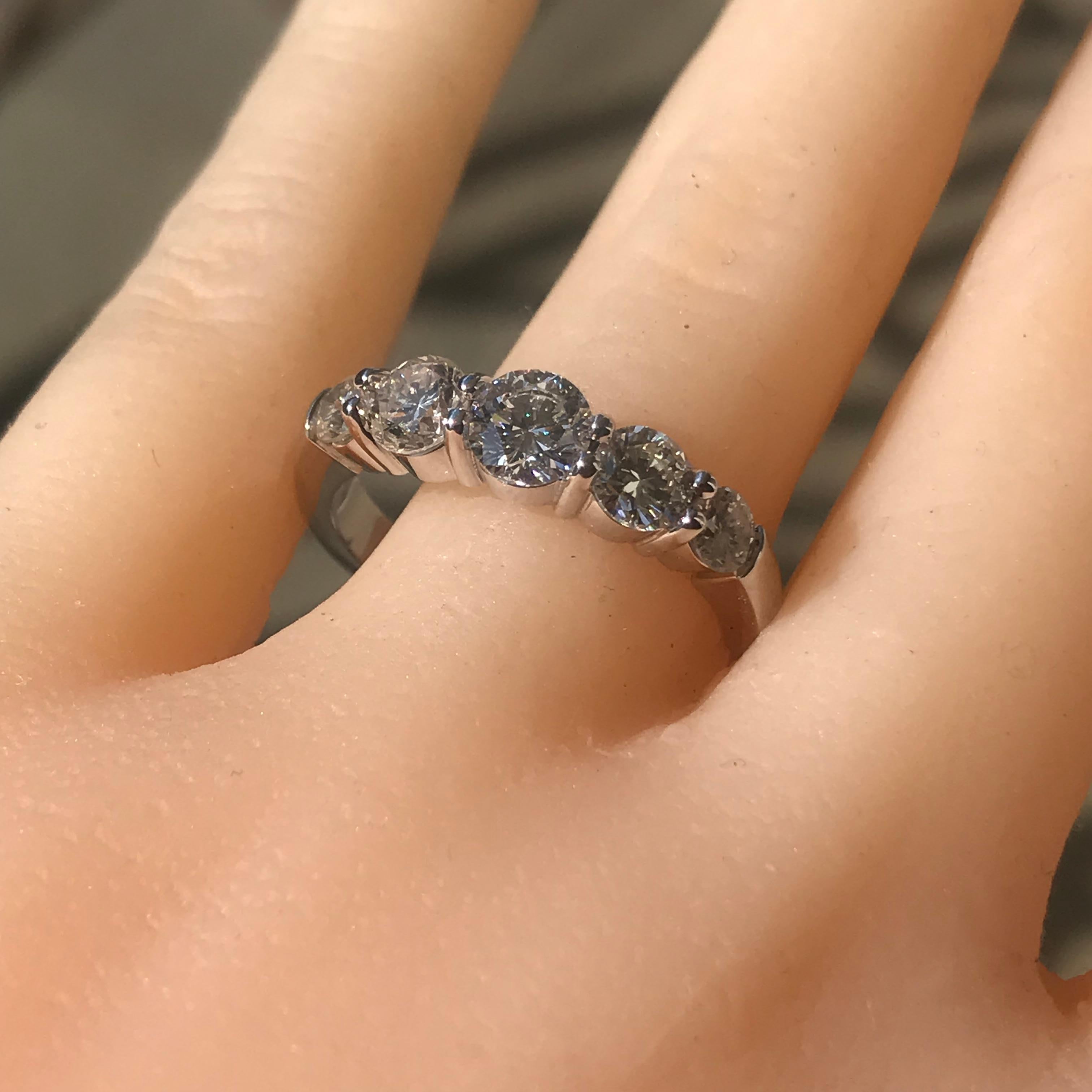 5-Stein runder Diamant 1,75 Karat TW abgestuftes Band, Ring, Ben Dannie im Zustand „Neu“ im Angebot in West Hollywood, CA