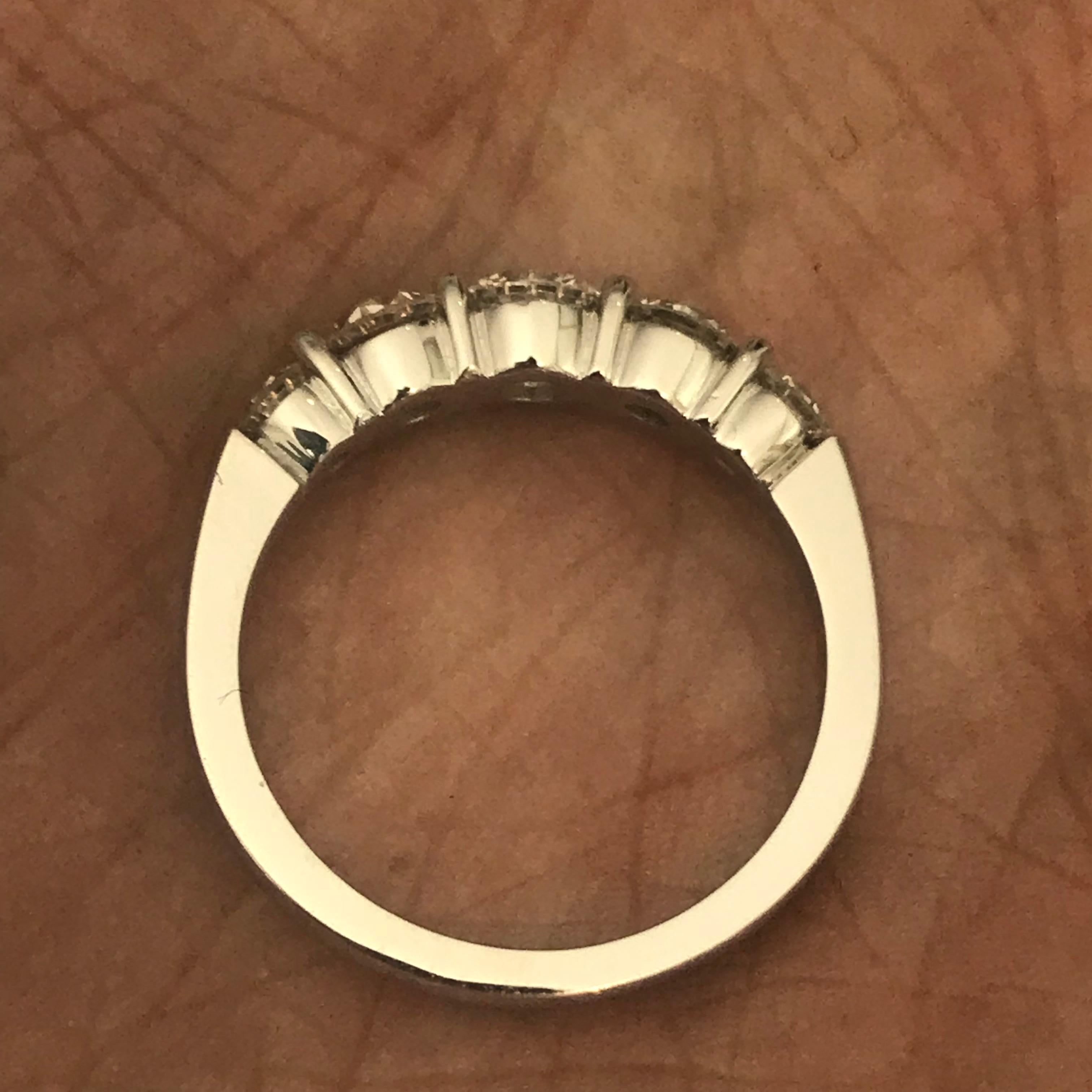 5-Stein runder Diamant 1,75 Karat TW abgestuftes Band, Ring, Ben Dannie Damen im Angebot