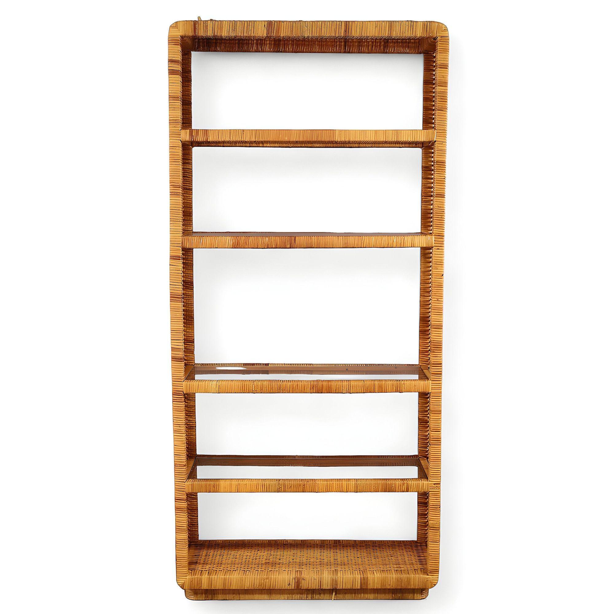 Diese von Paul T. Frankl inspirierte 5-stöckige Etagere aus geflochtenem Rattan und Schilfrohr von Bielecky Brothers mit fünf geräumigen Glasablagen bietet eine Mischung aus böhmischem Charme und moderner Form. Das offene Design eignet sich perfekt
