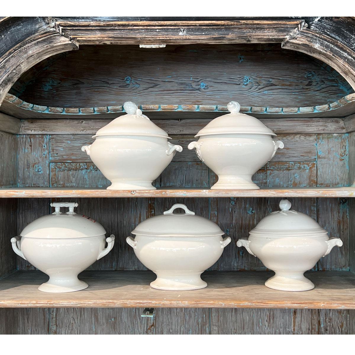 Preciosa colección de 5 soperas blancas con tapa. CADA UNO ES ÚNICO. Los tamaños van de 11 - 12 de diámetro a 10 - 12 de alto. Este conjunto sería el comienzo perfecto para un aparador o armario de cocina.