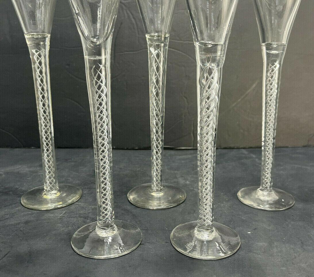 Victorien 5 gobelets à vin victoriens en verre anglais, tiges torsadées à l'air, 2e moitié du 19e siècle en vente