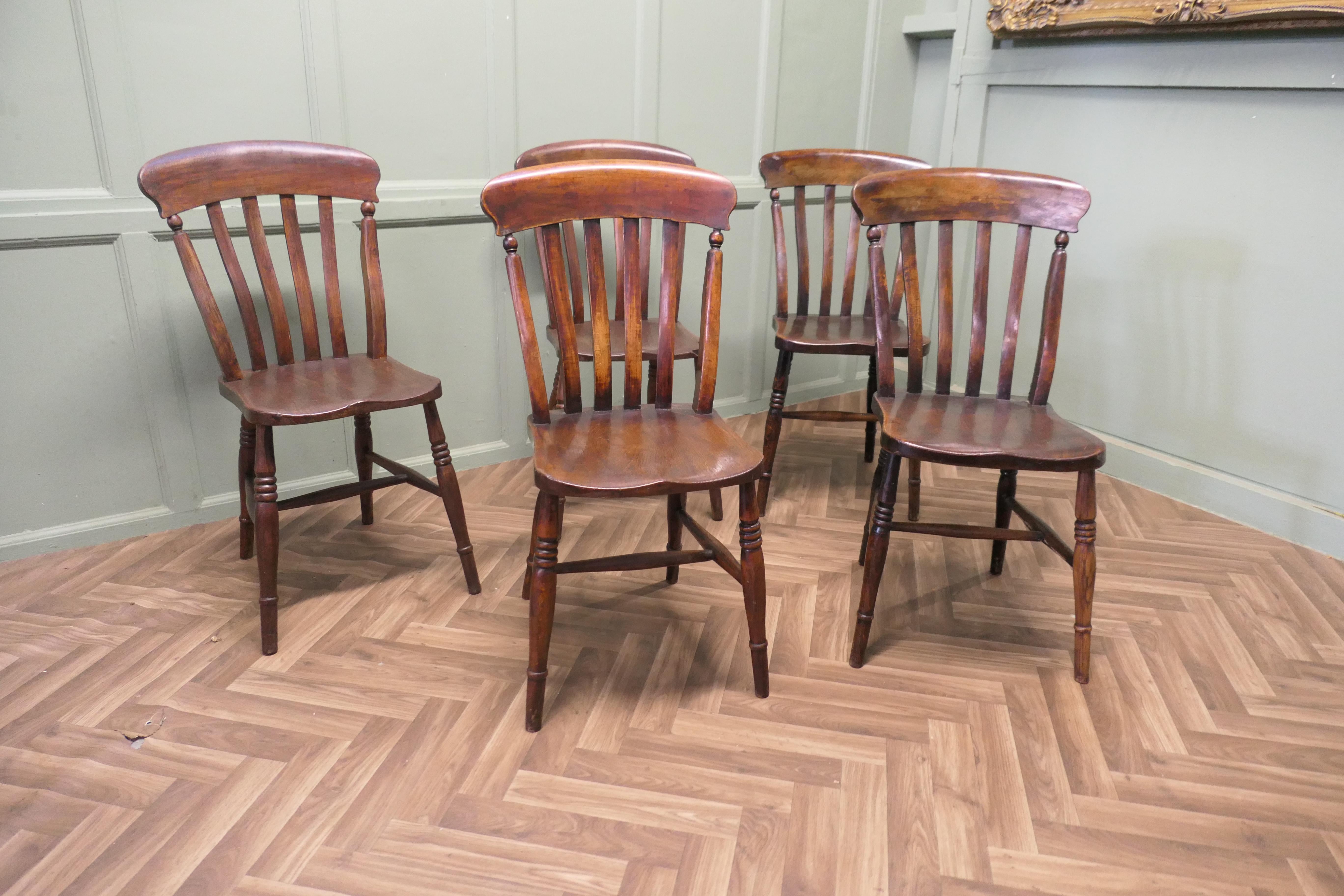 5 Viktorianische Küchenstühle mit Lattenrücken im Landhausstil

Eine gute robuste Reihe von viktorianischen Slat Back Küche Esszimmerstühle
Die Stühle haben eine Sitzfläche aus massiver Ulme und gedrechselte Buchenbeine mit Latten. 
Dies ist ein