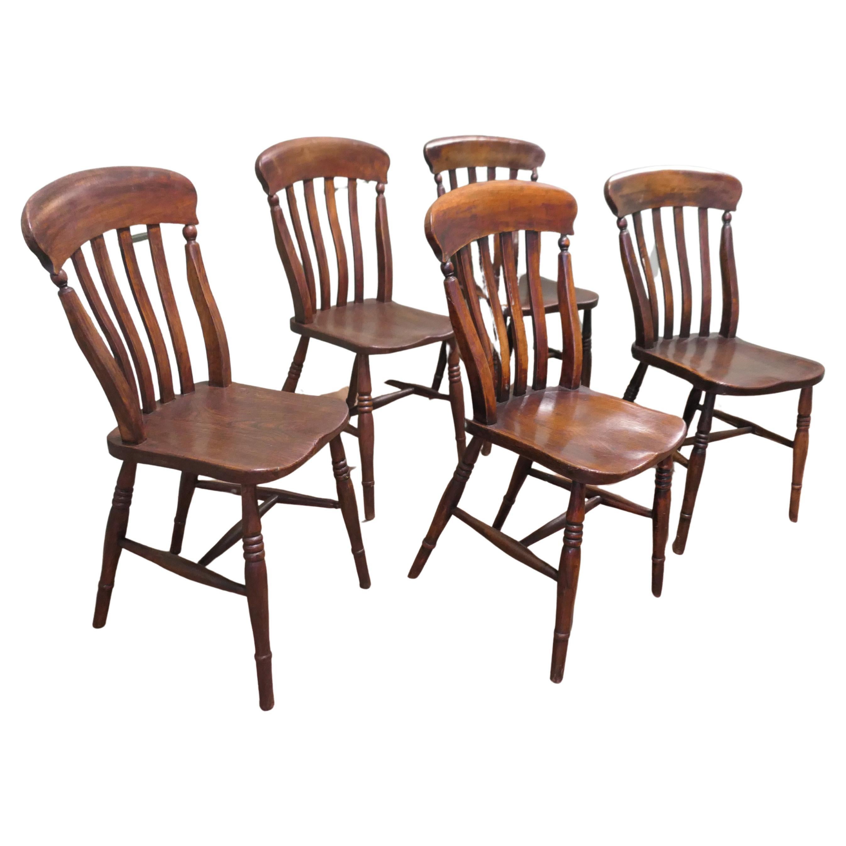 5 Victorian Slat Back Farmhouse Kitchen Chairs (Chaises de cuisine victoriennes à dossier incliné)  Un bon ensemble robuste