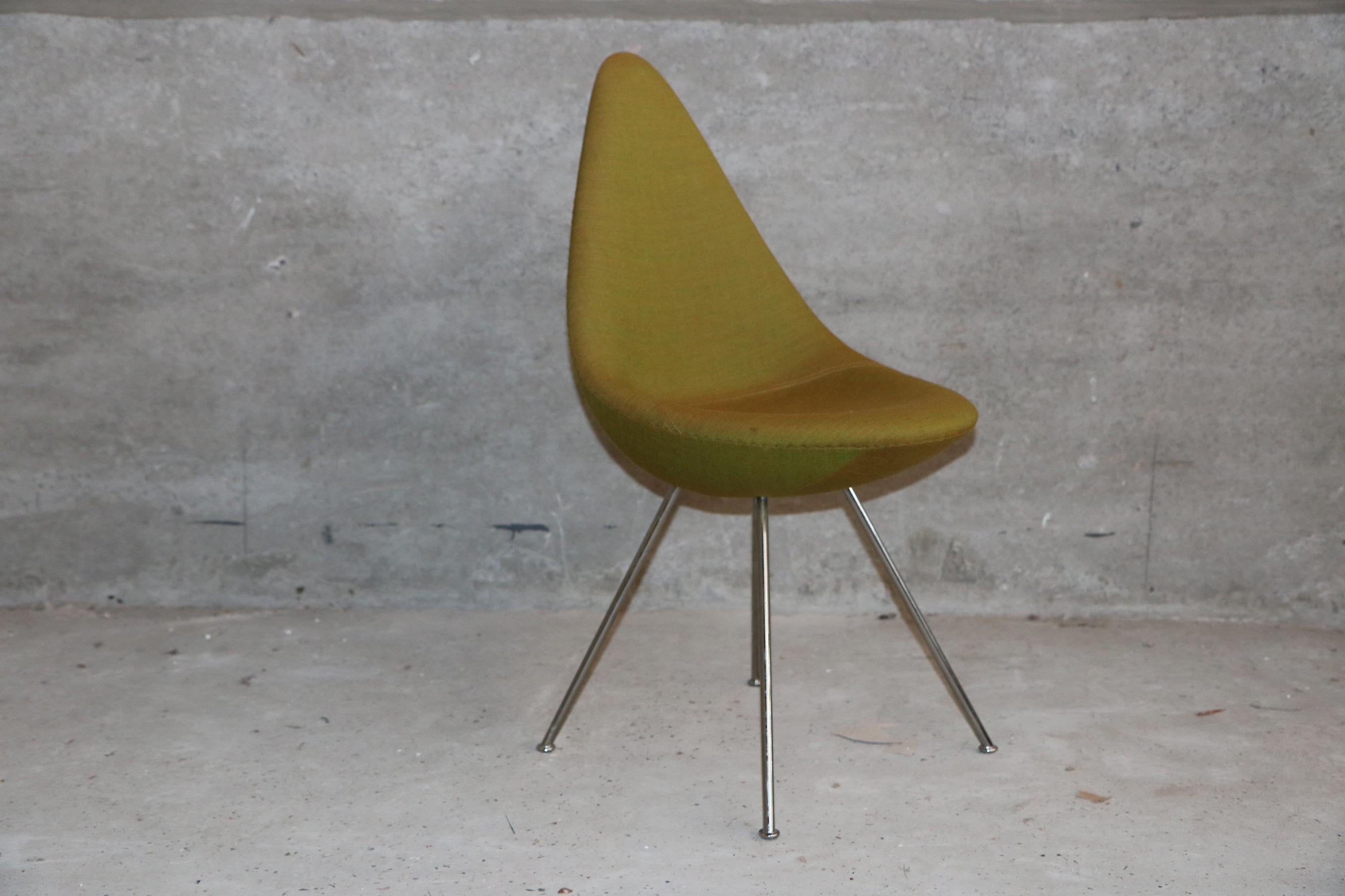 The fully upholstered Drop chair has a great elegancy and elevates an entire room with its beauty. 5 chairs available in original olive color fabric.
Designed in 1958 by Arne Jacobsen for the SAS Royal Hotel in Copenhagen.