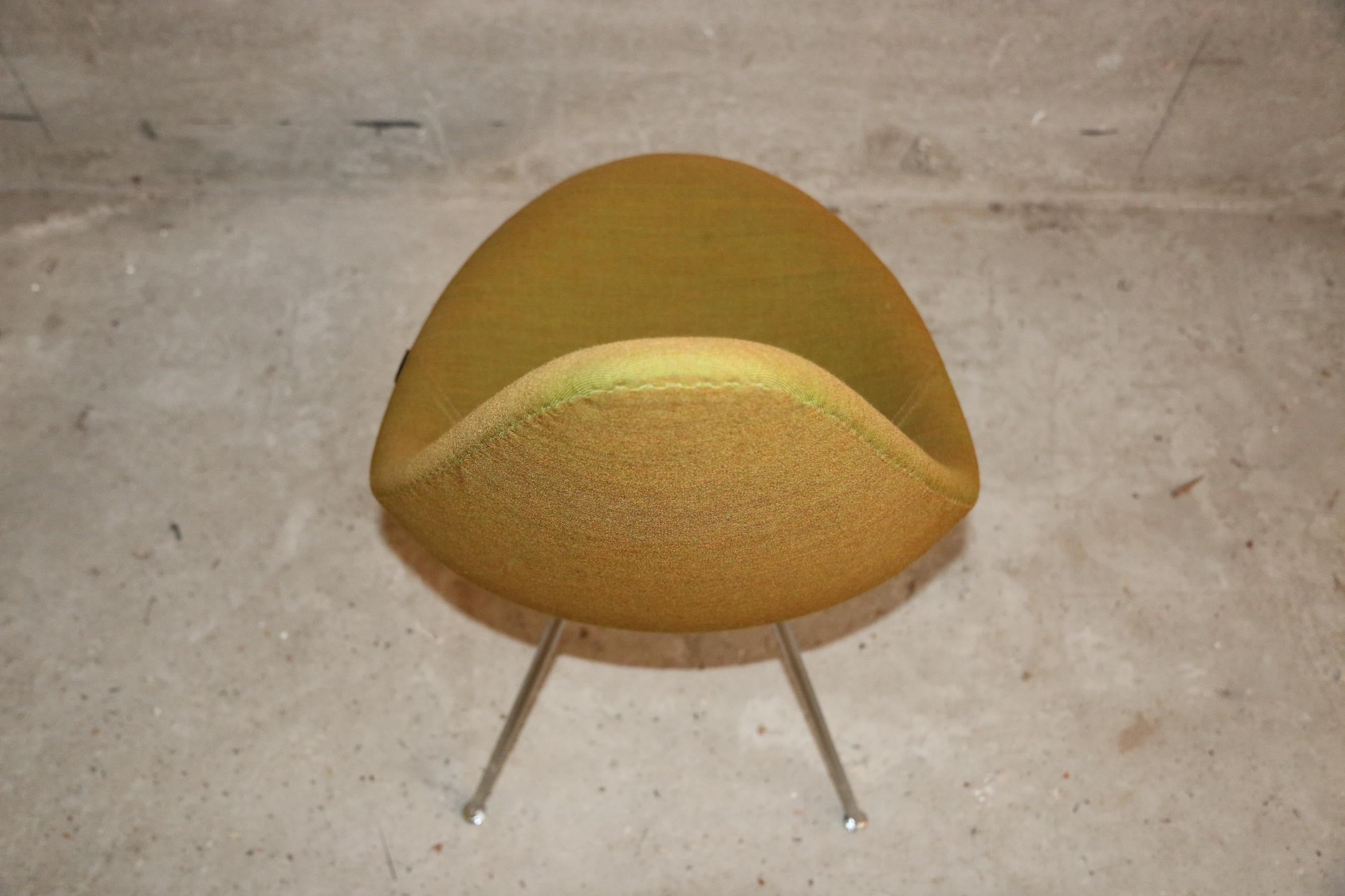 5 Vintage Drop Chairs by Fritz Hansen in Olive Green Fabric In Good Condition In Ostend, BE