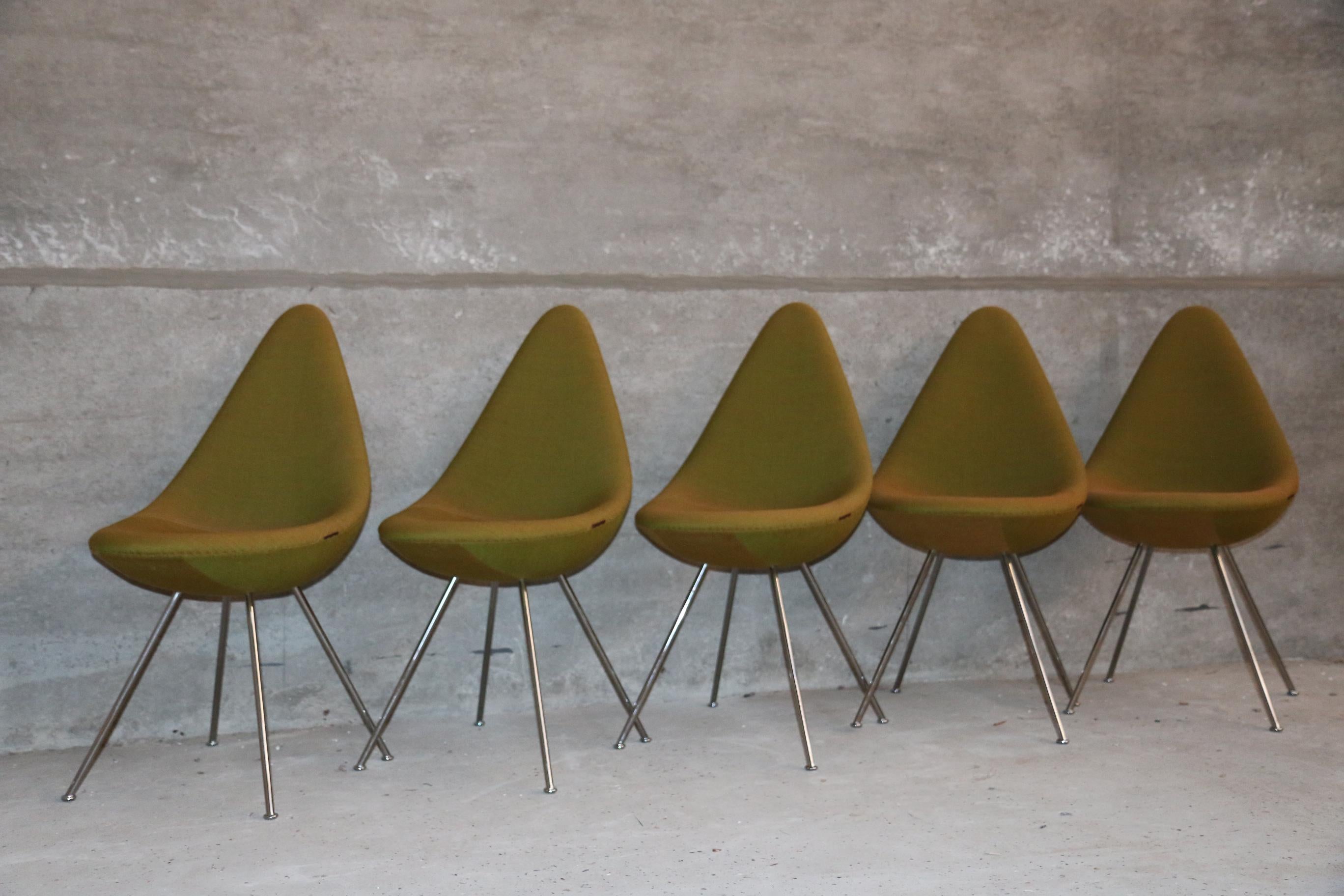 5 Vintage Drop Chairs by Fritz Hansen in Olive Green Fabric 1