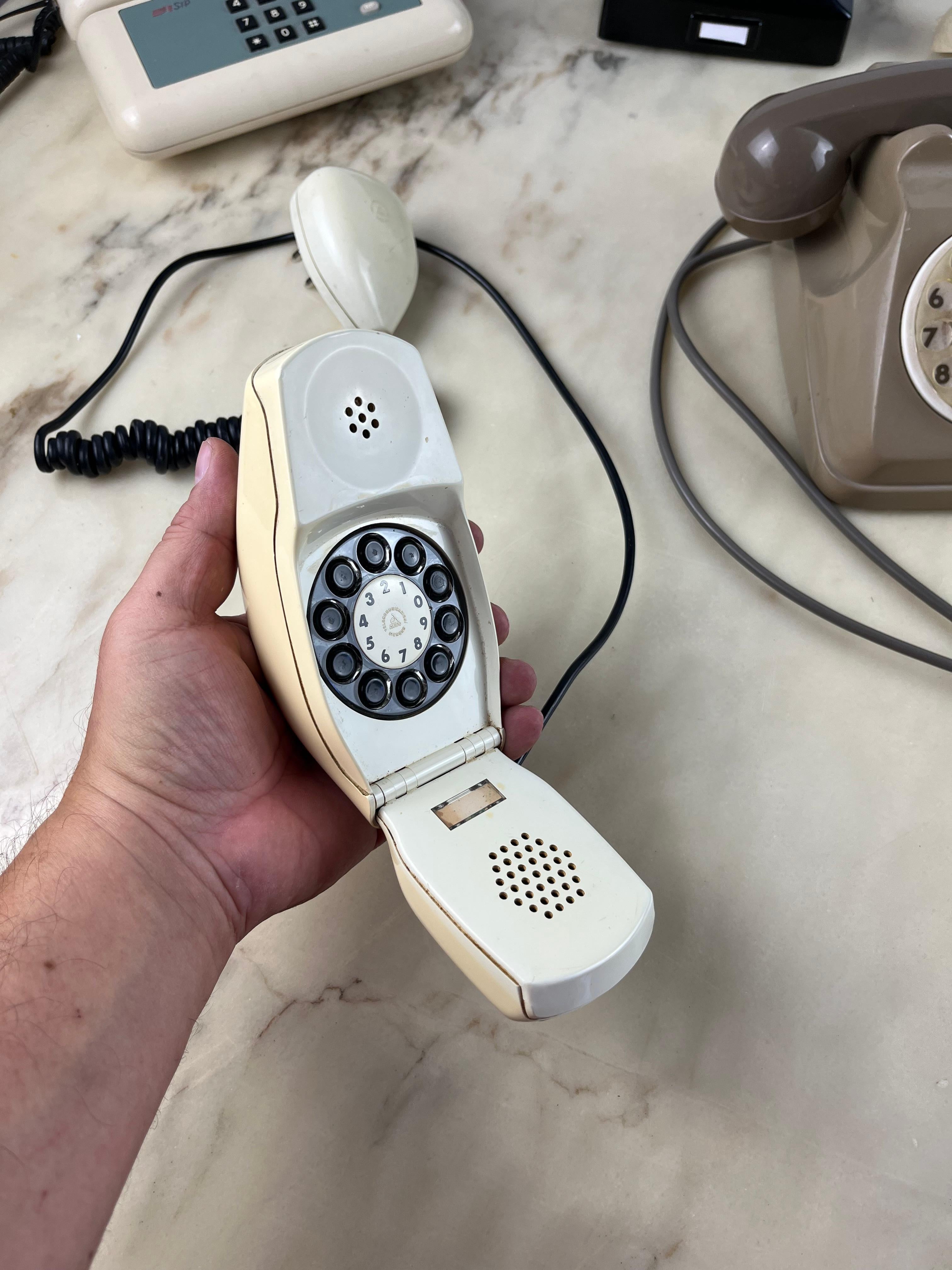 5 vintage Italian telephones. The oldest is the black one, dating back to the 1950s. Particular is the 