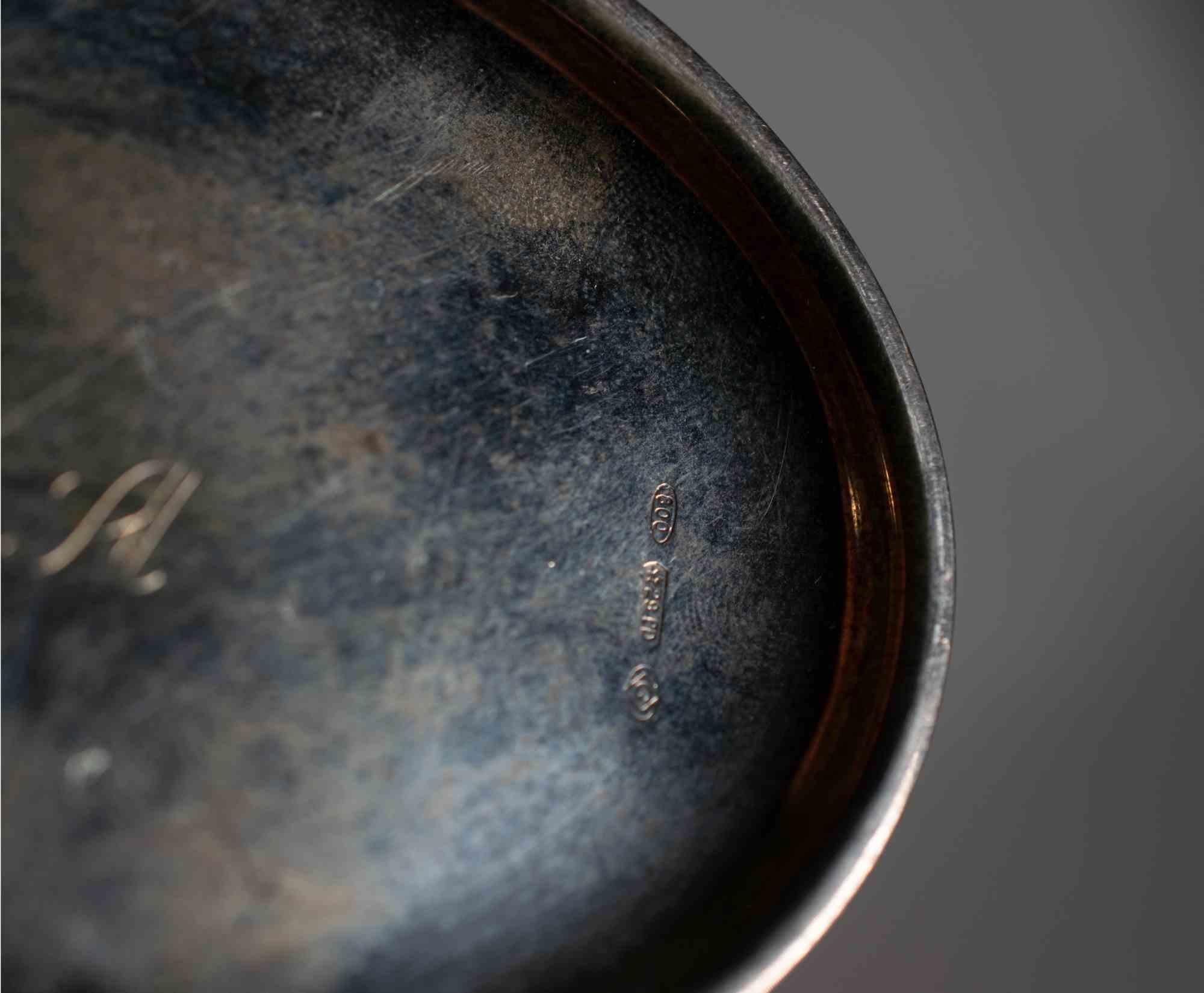 Il lotto di 5 piattini per bottiglie e posacenere in argento è un originale oggetto decorativo in argento realizzato nella metà del XX secolo.

Il lotto consiste in 5 piattini da bottiglia e un posacenere finemente decorati.

Dimensioni del