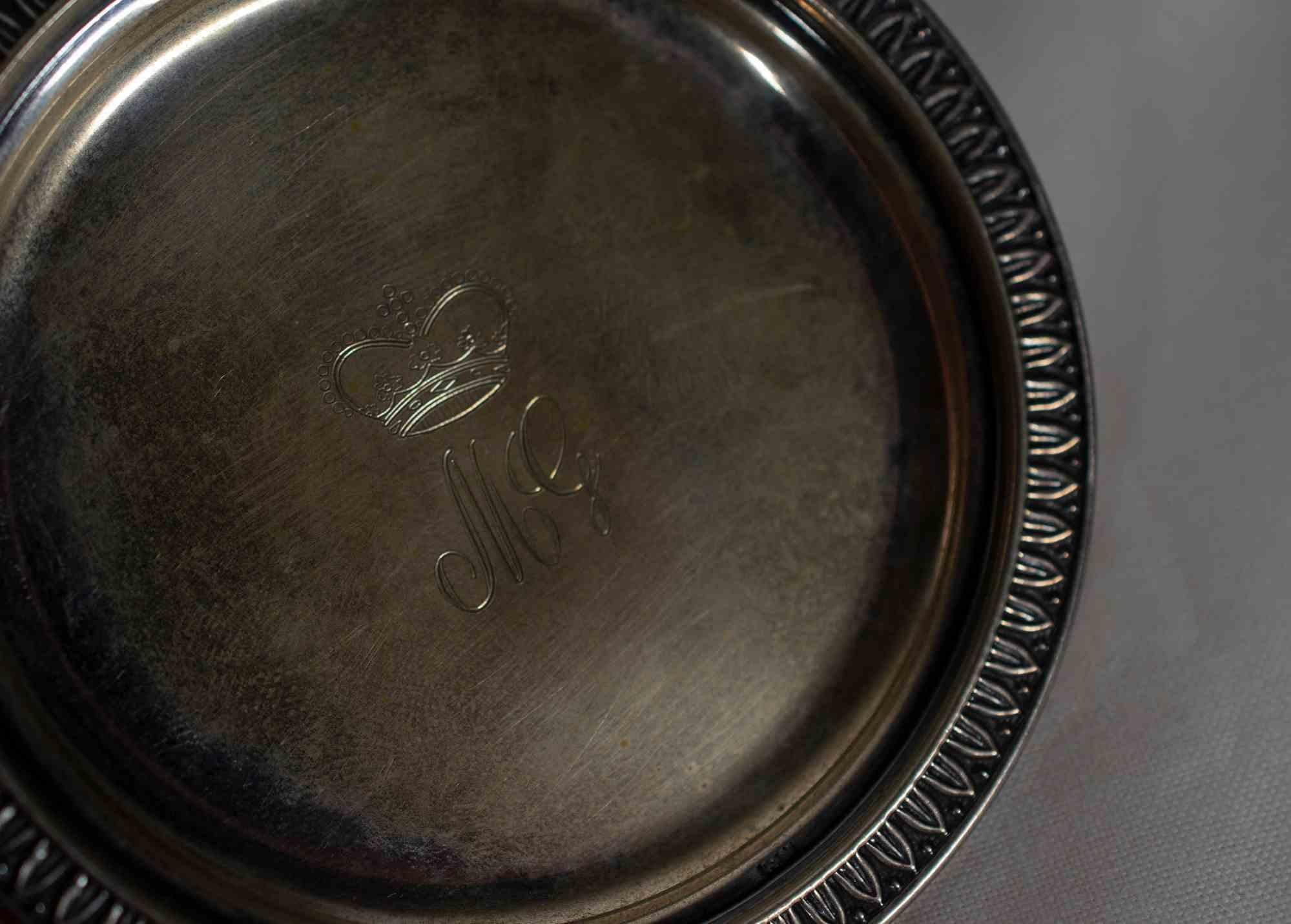 Argento 5 piattini da bottiglia e posacenere d'argento vintage, metà del XX secolo in vendita