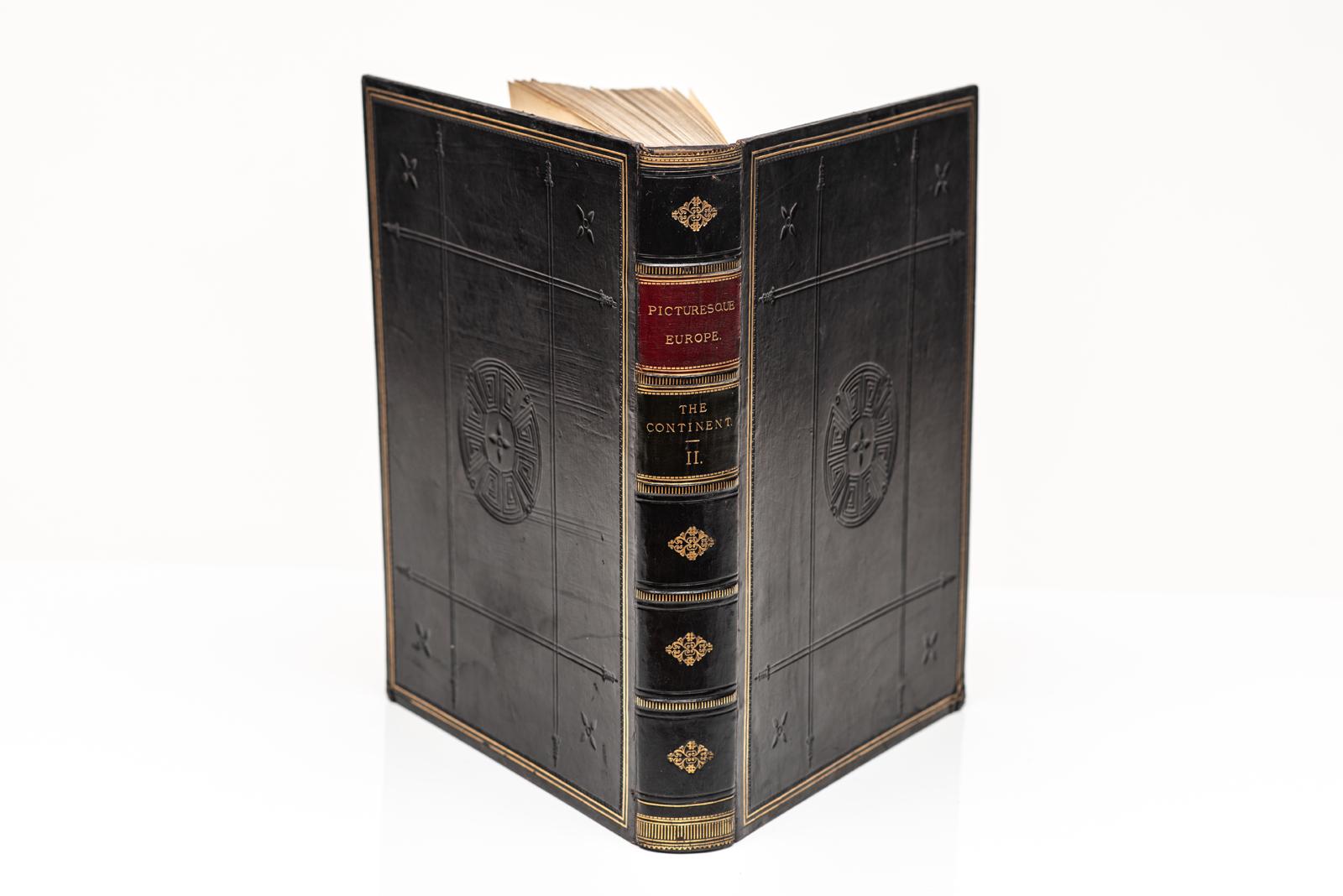 5 volumes. L'Europe pittoresque. Reliure en plein veau noir, couverture dorée et gaufrée. Dorure sur les dos avec étiquettes en veau rouge et vert. Toutes les tranches sont dorées. Pages de garde marbrées. Frontispice illustré avec des illustrations