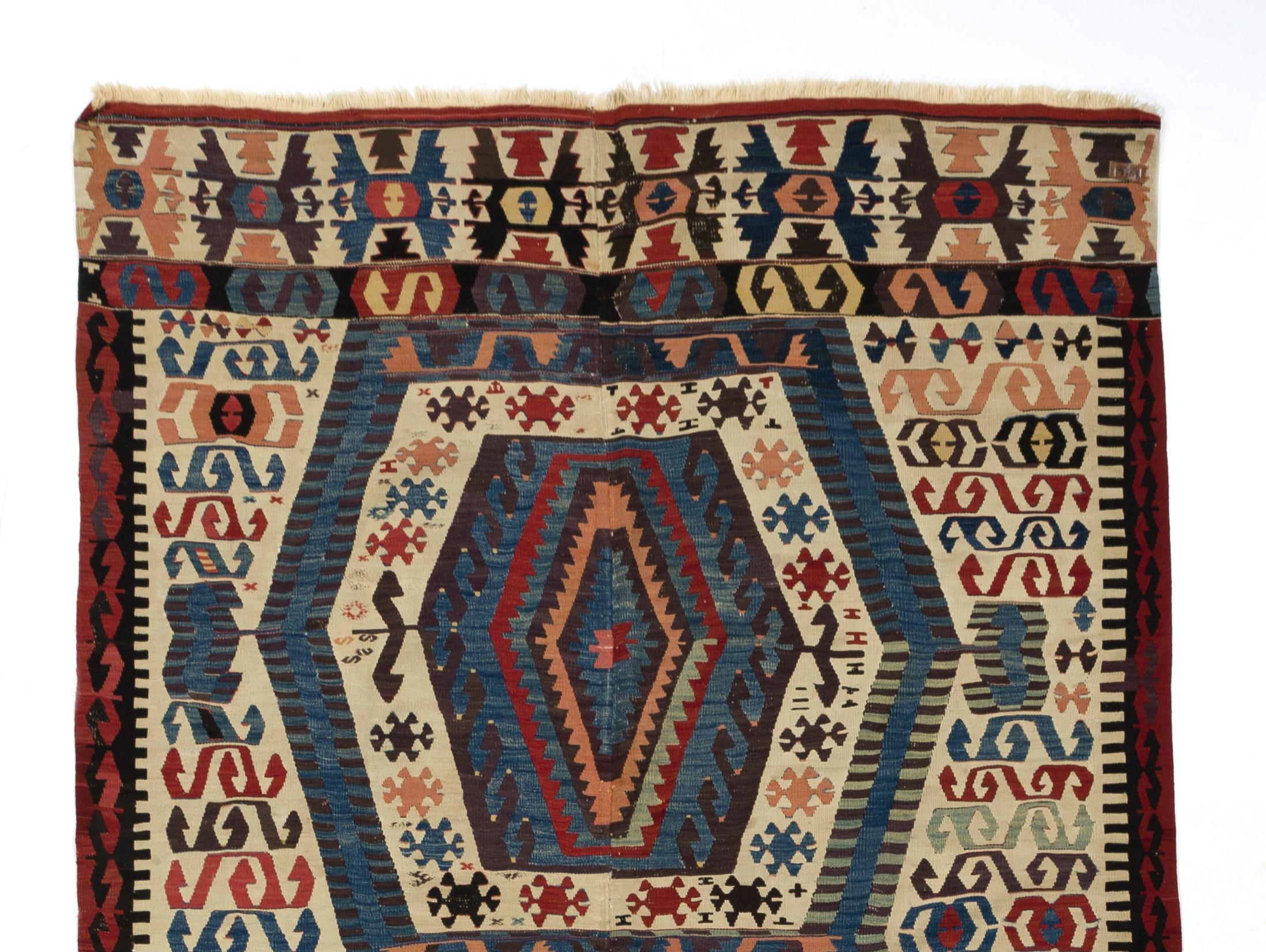 Ein bemerkenswertes Werk der antiken Textilkunst aus Westanatolien. Dieser fein handgewebte Wollkelim mit wunderschön gesättigten Naturfarben stammt aus einer privaten Sammlung früher türkischer Flachgewebe, die wir kürzlich erworben haben. Maße: 5'