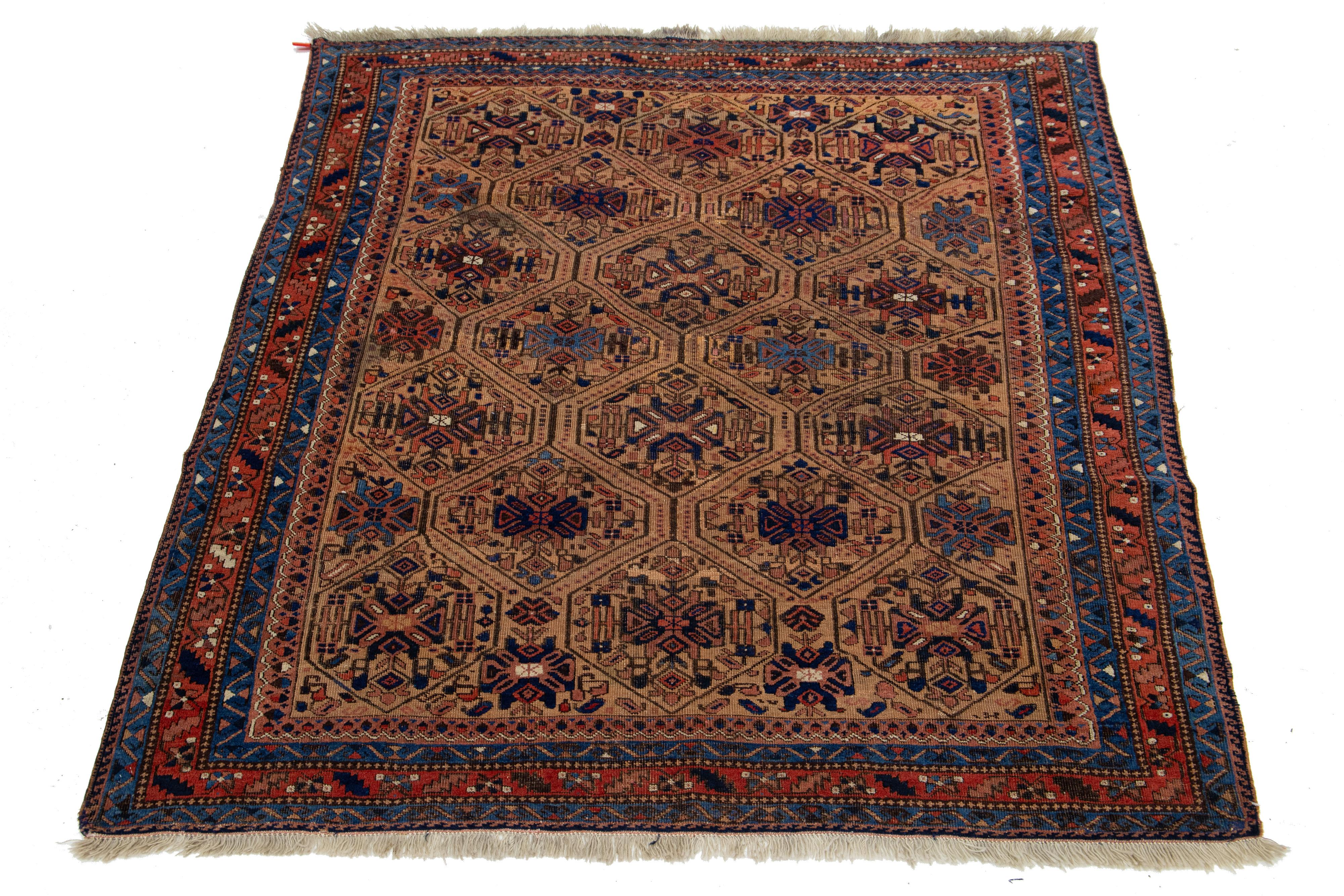 Dies ist ein handgeknüpfter persischer Malayer-Teppich aus dem 20. Jahrhundert. Es zeigt ein braunes Feld mit rostfarbenen und blauen Akzenten in dem geometrischen Muster.

Dieser Teppich misst 5'3
