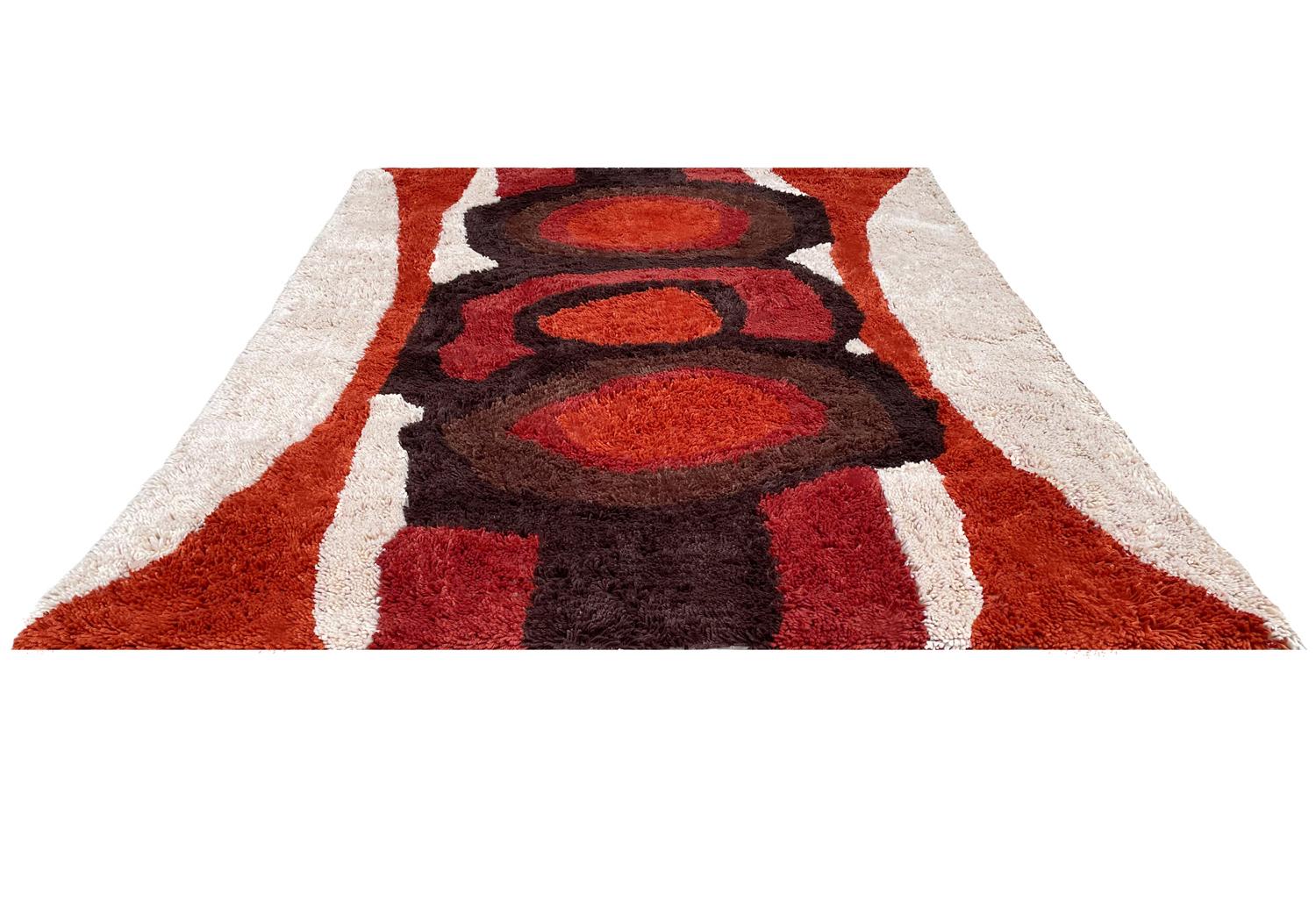 Indian Mid Century Scandinavian Style Rya Area Shag Rug in Abstract Modern Design For Sale
