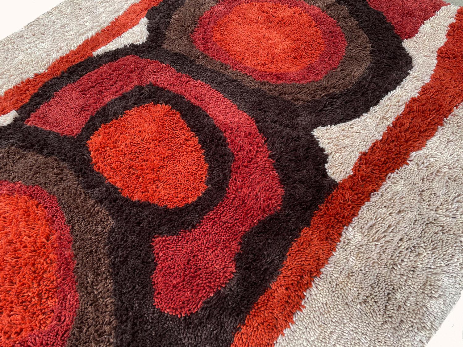 Mid Century Scandinavian Style Rya Area Shag Rug in Abstract Modern Design In New Condition For Sale In Philadelphia, PA