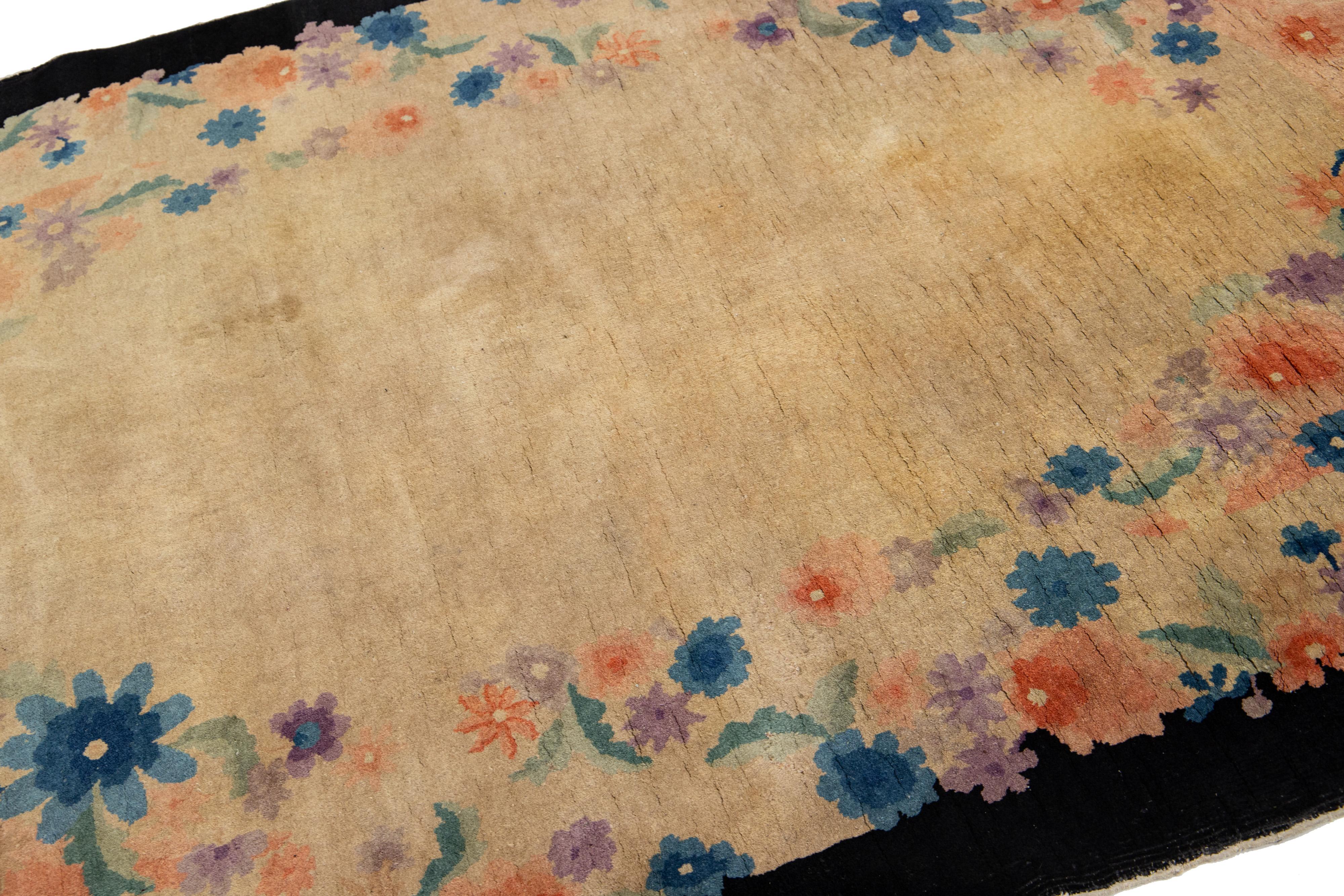 Annodato a mano 5 x 8 Tappeto cinese ovale antico deco in tan con disegno floreale in vendita