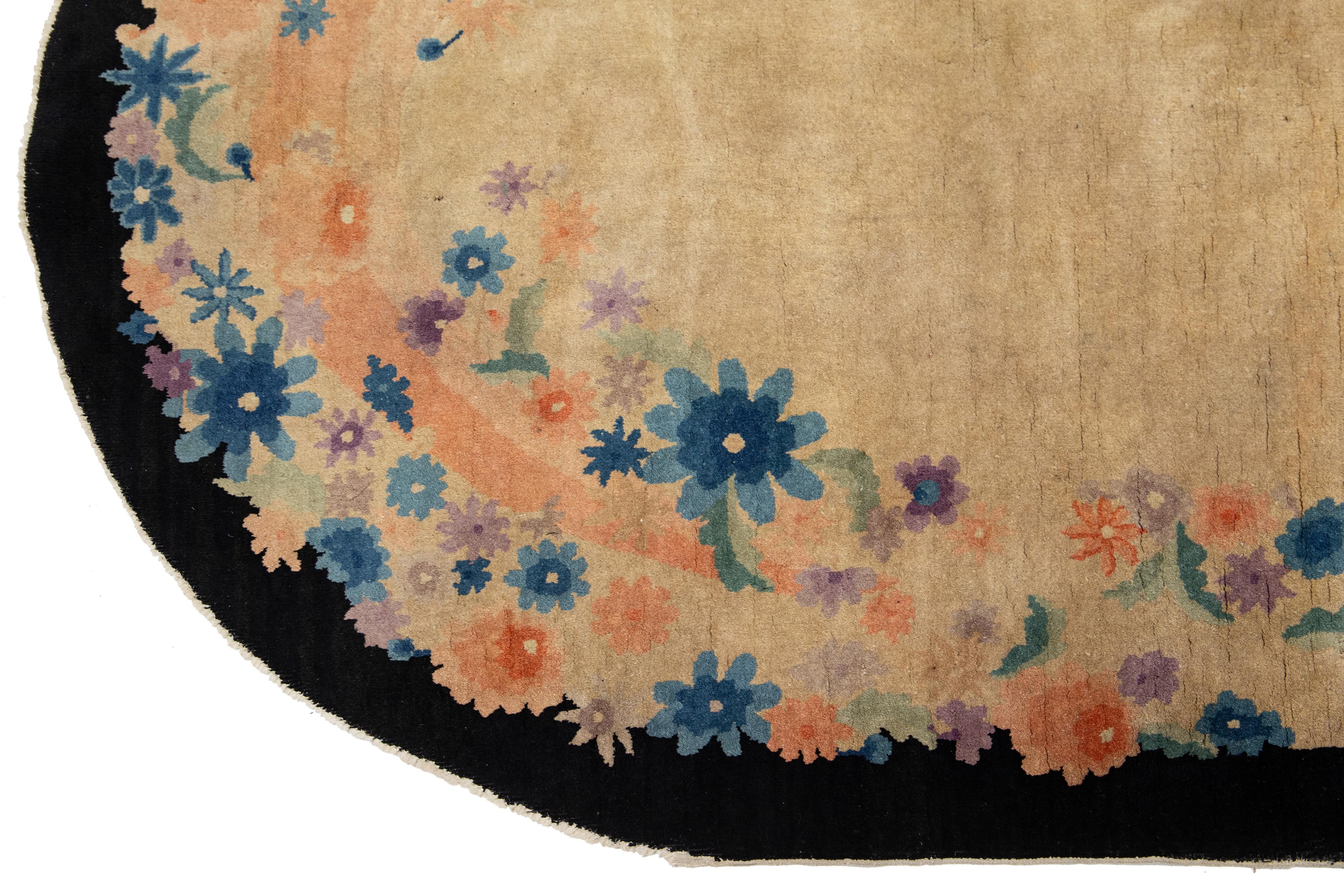 XX secolo 5 x 8 Tappeto cinese ovale antico deco in tan con disegno floreale in vendita