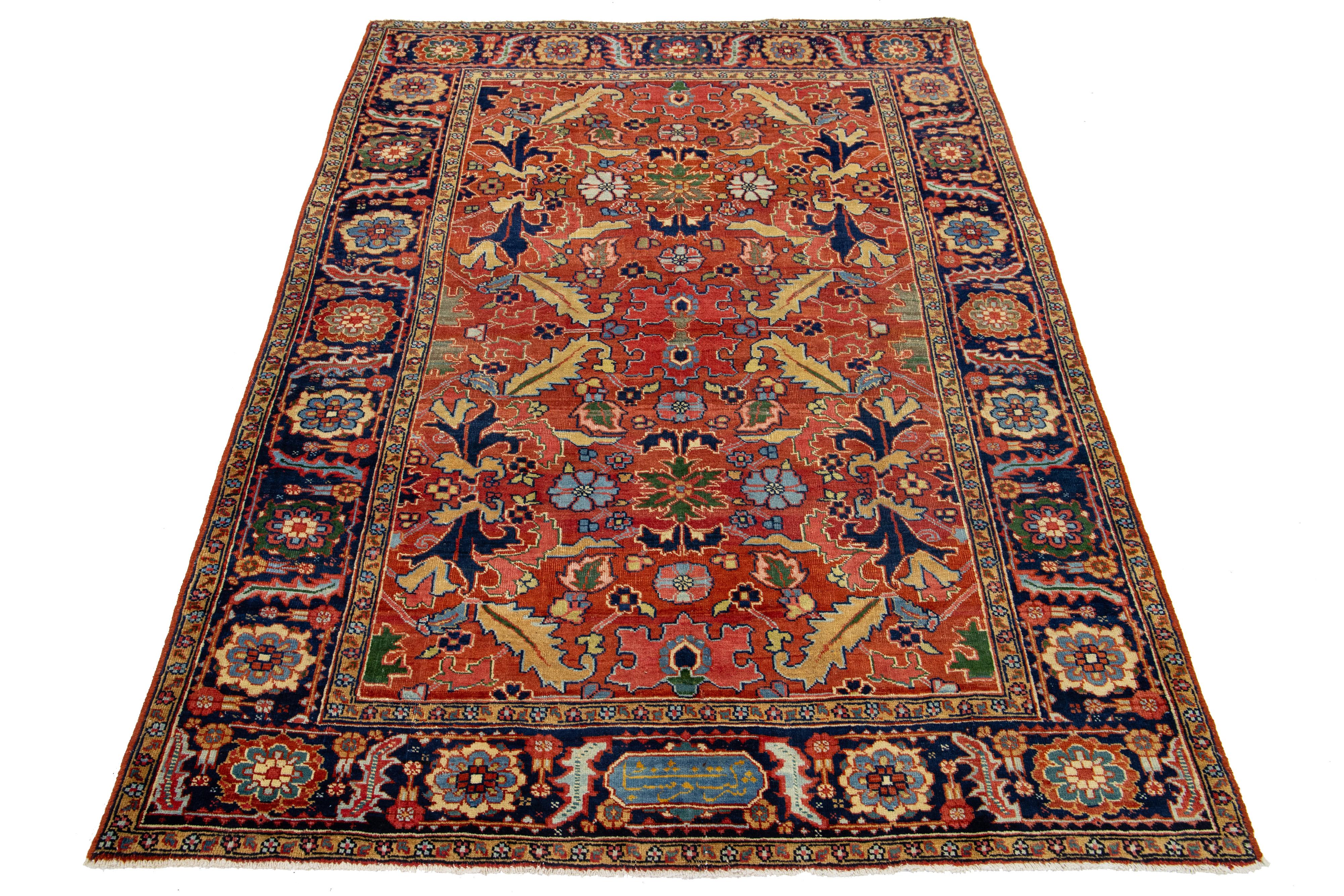 Cet exquis tapis persan ancien en laine Heriz présente un motif captivant dans des tons de bleu, de vert et de jaune doux, magnifiquement contrastés sur un fond chaud de rouille profonde.

Ce tapis mesure 5'5