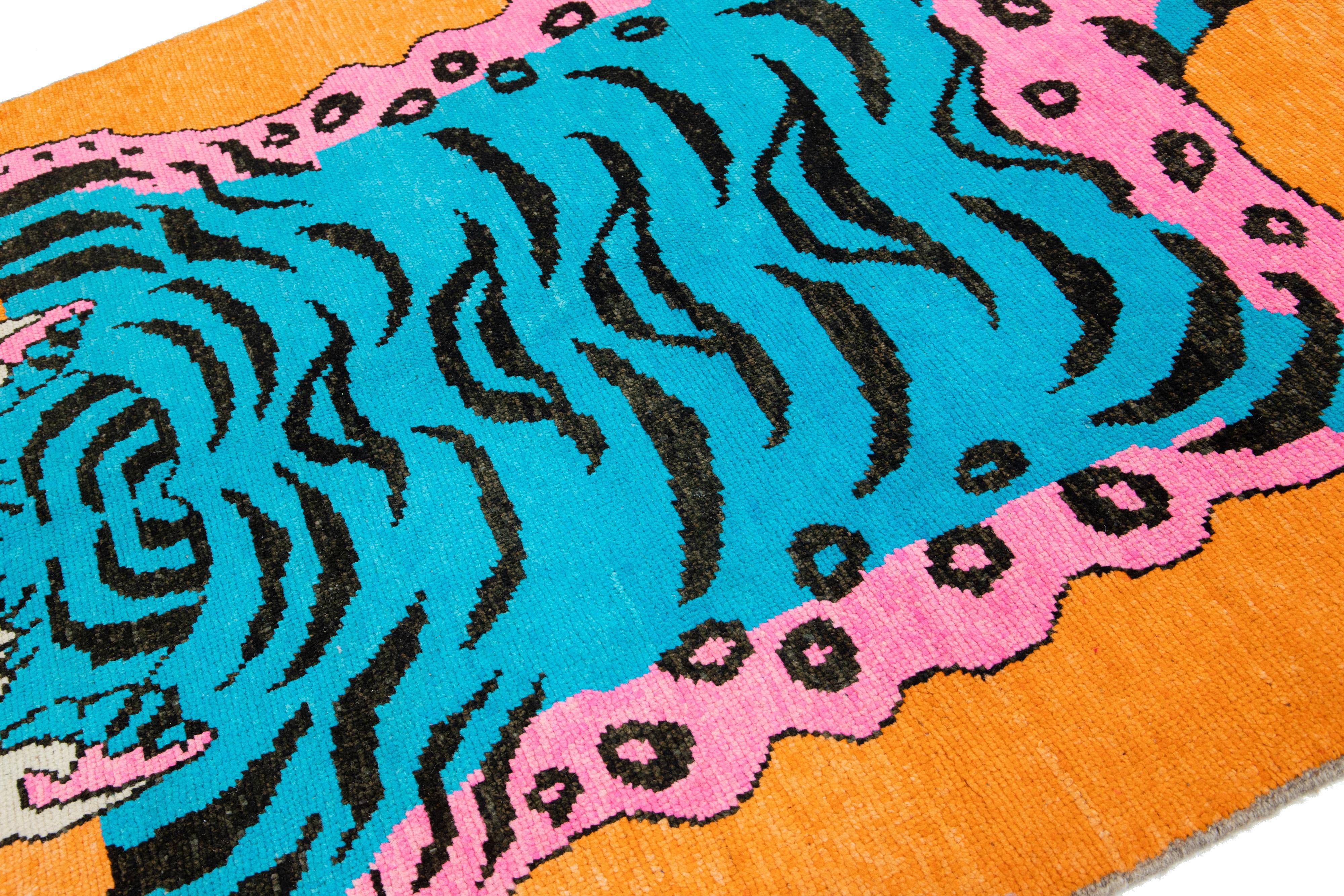 5 x 9 Tapis en laine moderne orange noué à la main avec un motif de tigre en vente 2