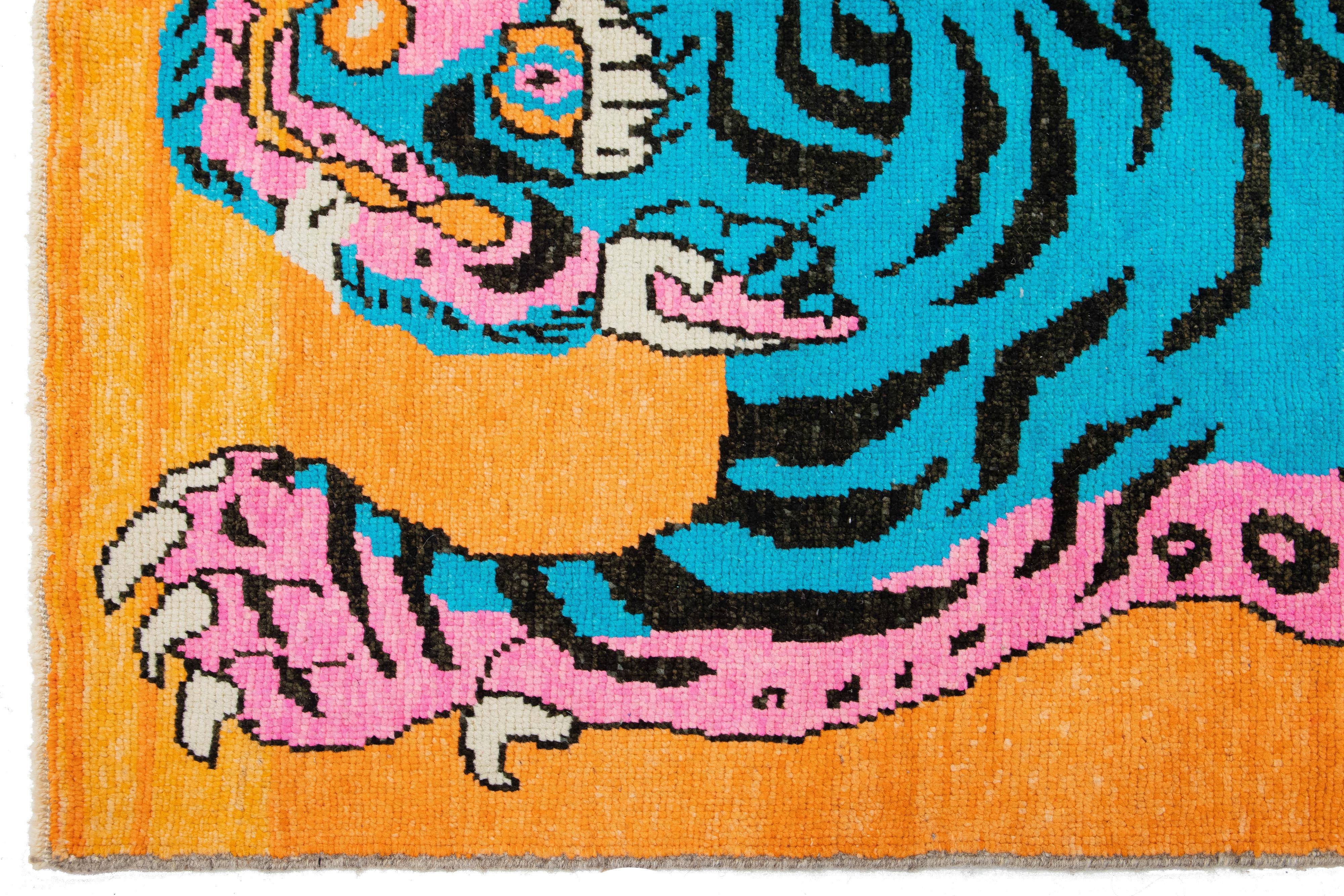 Laine 5 x 9 Tapis en laine moderne orange noué à la main avec un motif de tigre en vente
