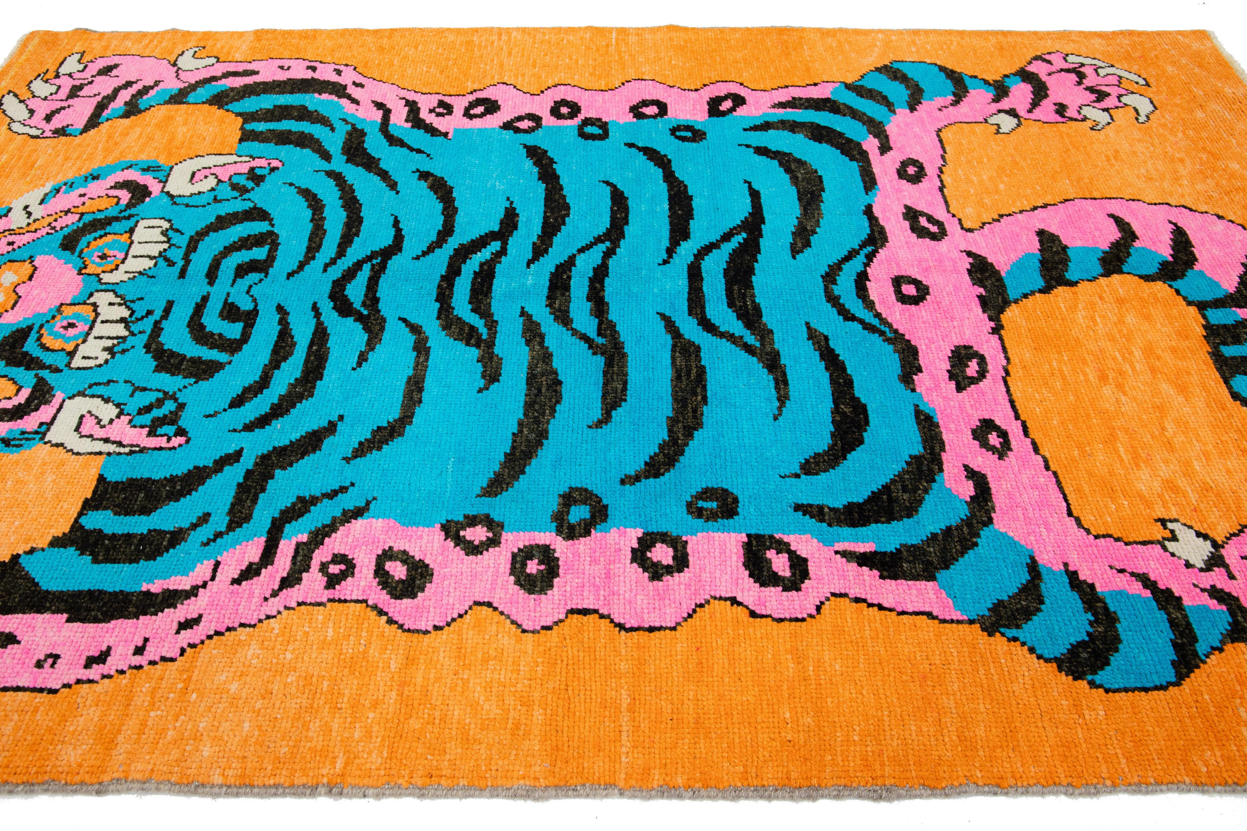 5 x 9 Tapis en laine moderne orange noué à la main avec un motif de tigre en vente 1