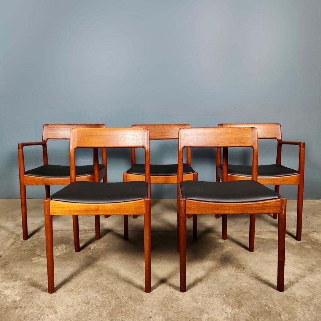 New Stock ✅

5 x Johannes Nørgaard for Nørgaards Møbelfabrik Teak Dining Chairs Mid Century Vintage Retro MCM

A set of five model 125 Danish teak dining chairs by Johannes Nørgaard for Nørgaards Møbelfabrik from 1963. The set includes 2 carvers and