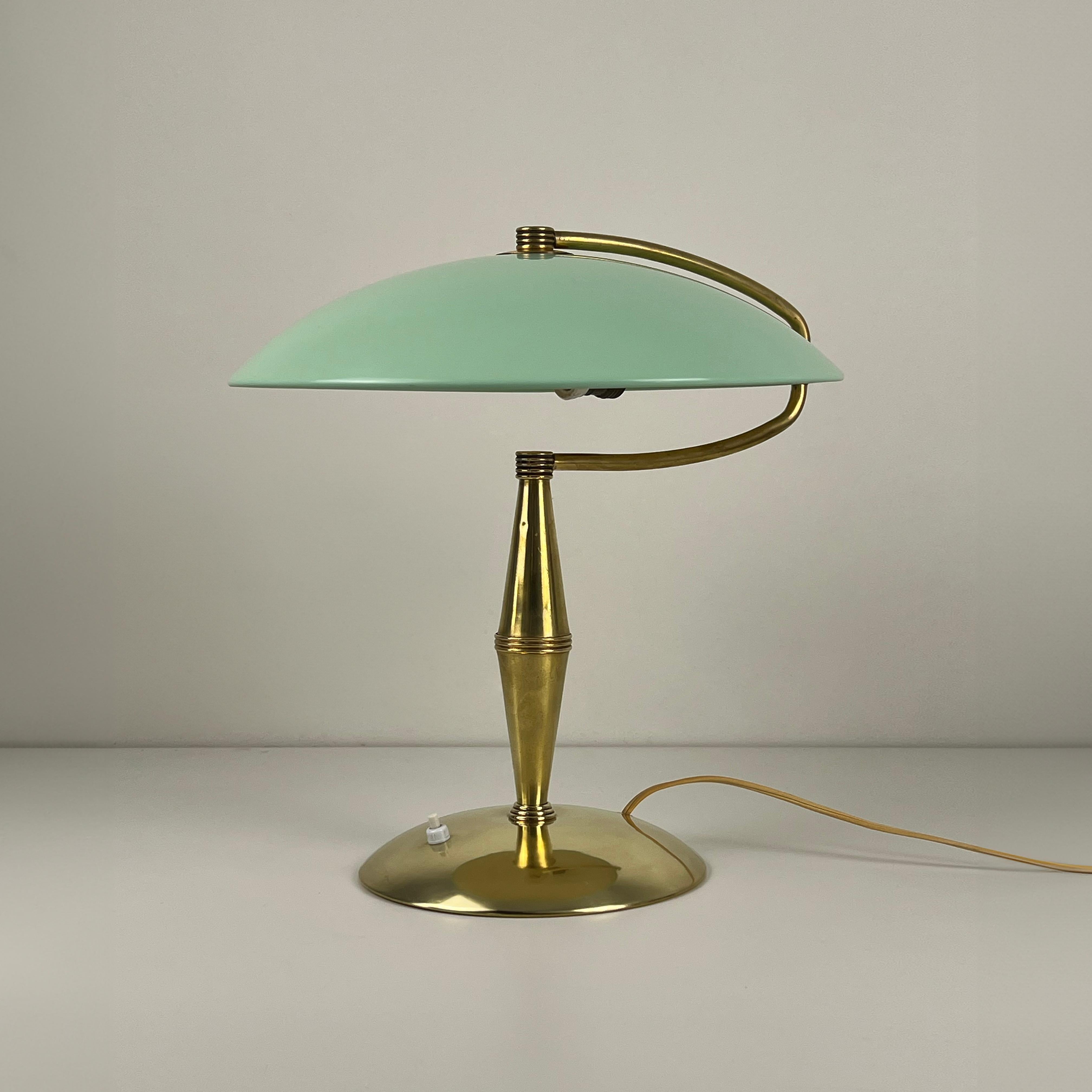 Lampe ministre italienne des années 50/60. Structure en laiton et abat-jour en métal vert menthe. 4