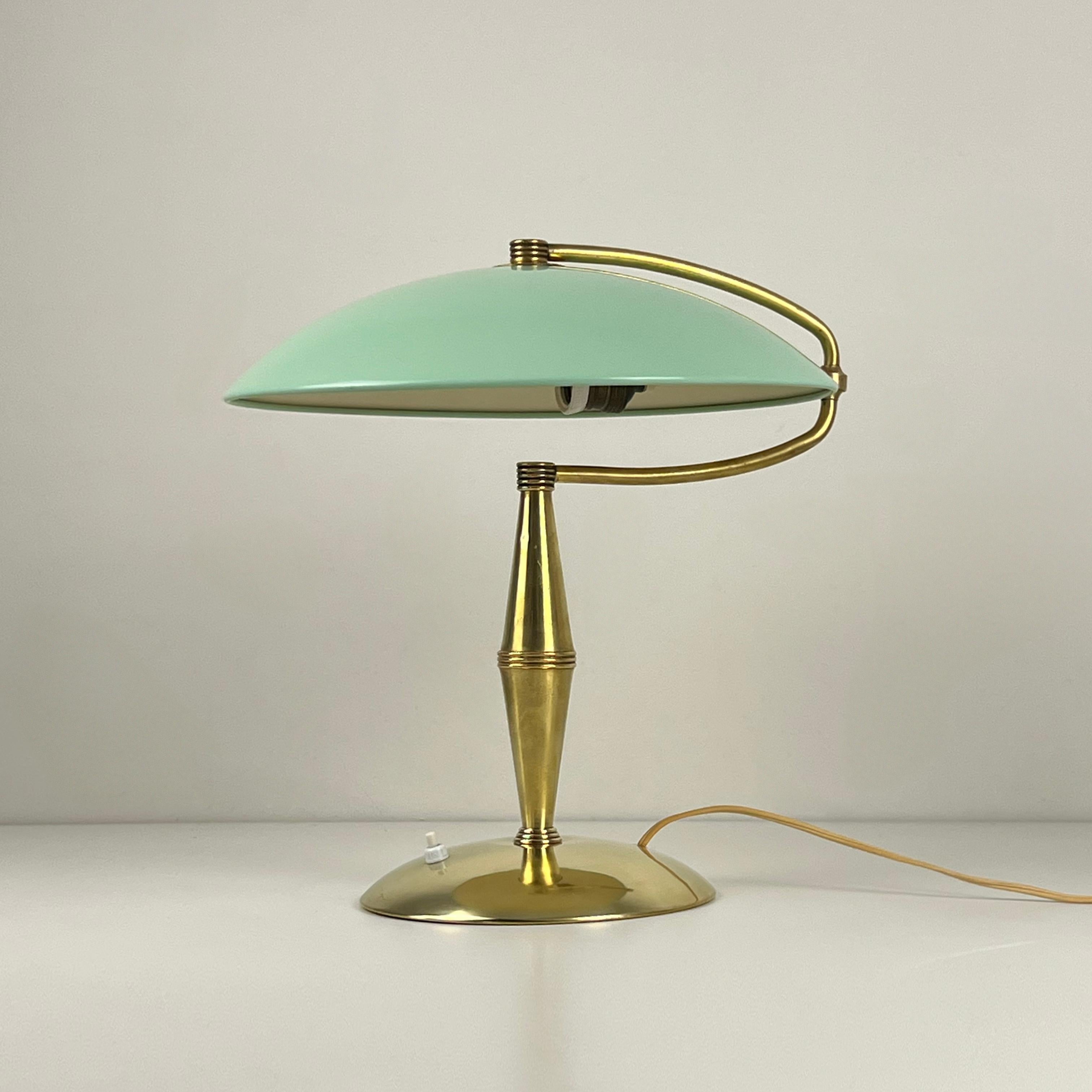 Lampe ministre italienne des années 50/60. Structure en laiton et abat-jour en métal vert menthe. 5